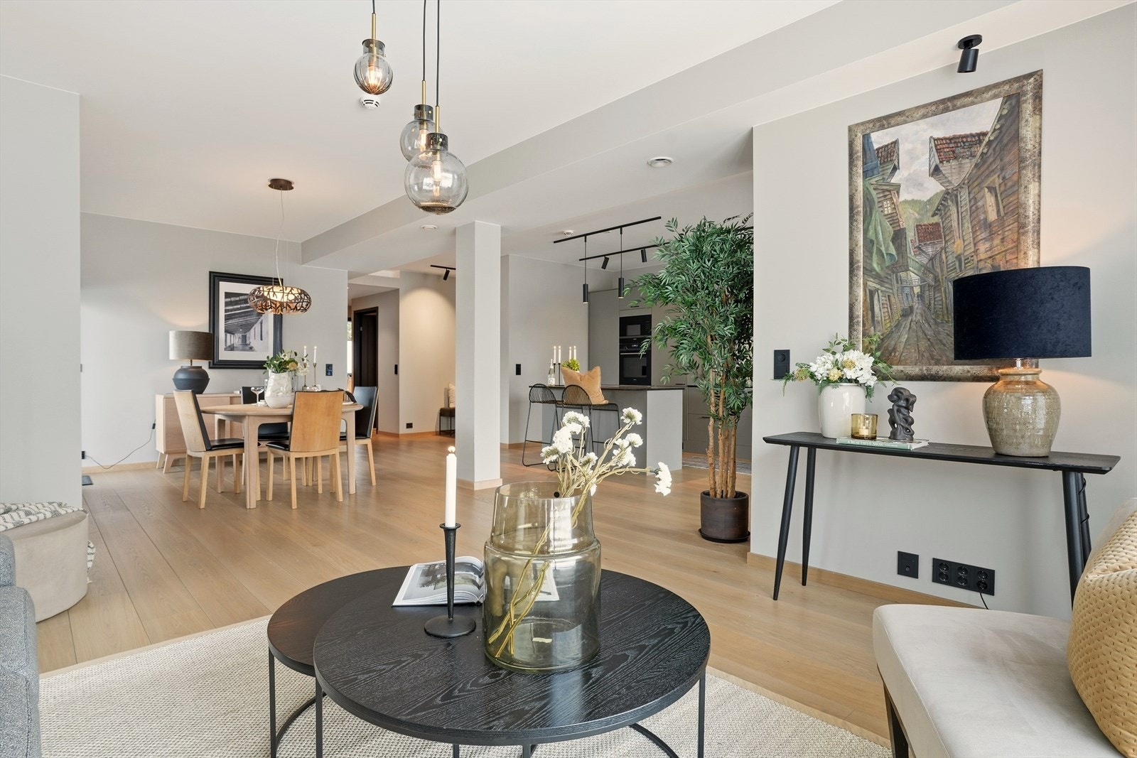 Stuen er av romslig størrelse og har god plass til å innrede med flere soner. Stuen har også åpen løsning mot kjøkken. Galleribilde