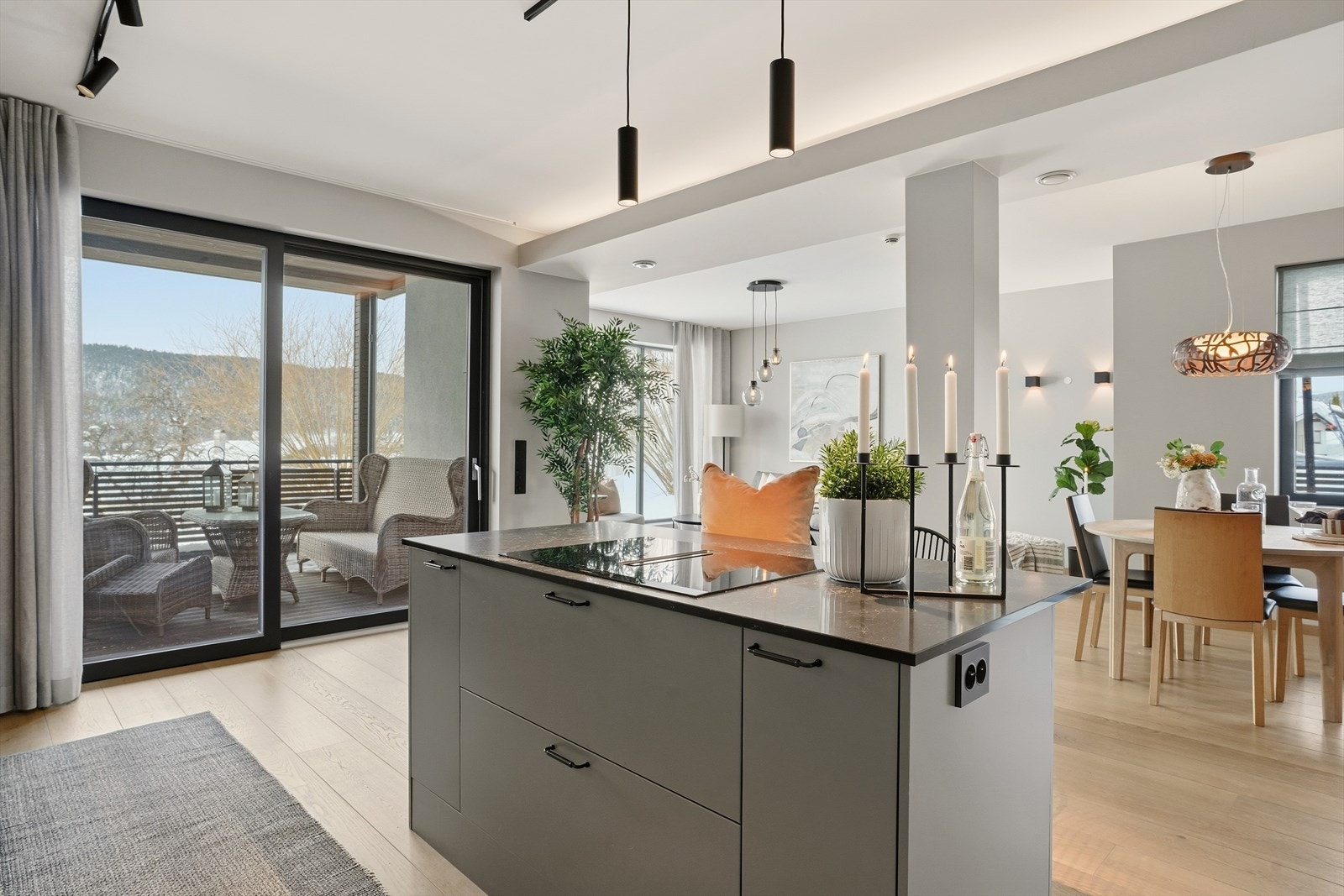 Kjøkkenet har god plass til oppbevaring i benke - og høyskap. Galleribilde