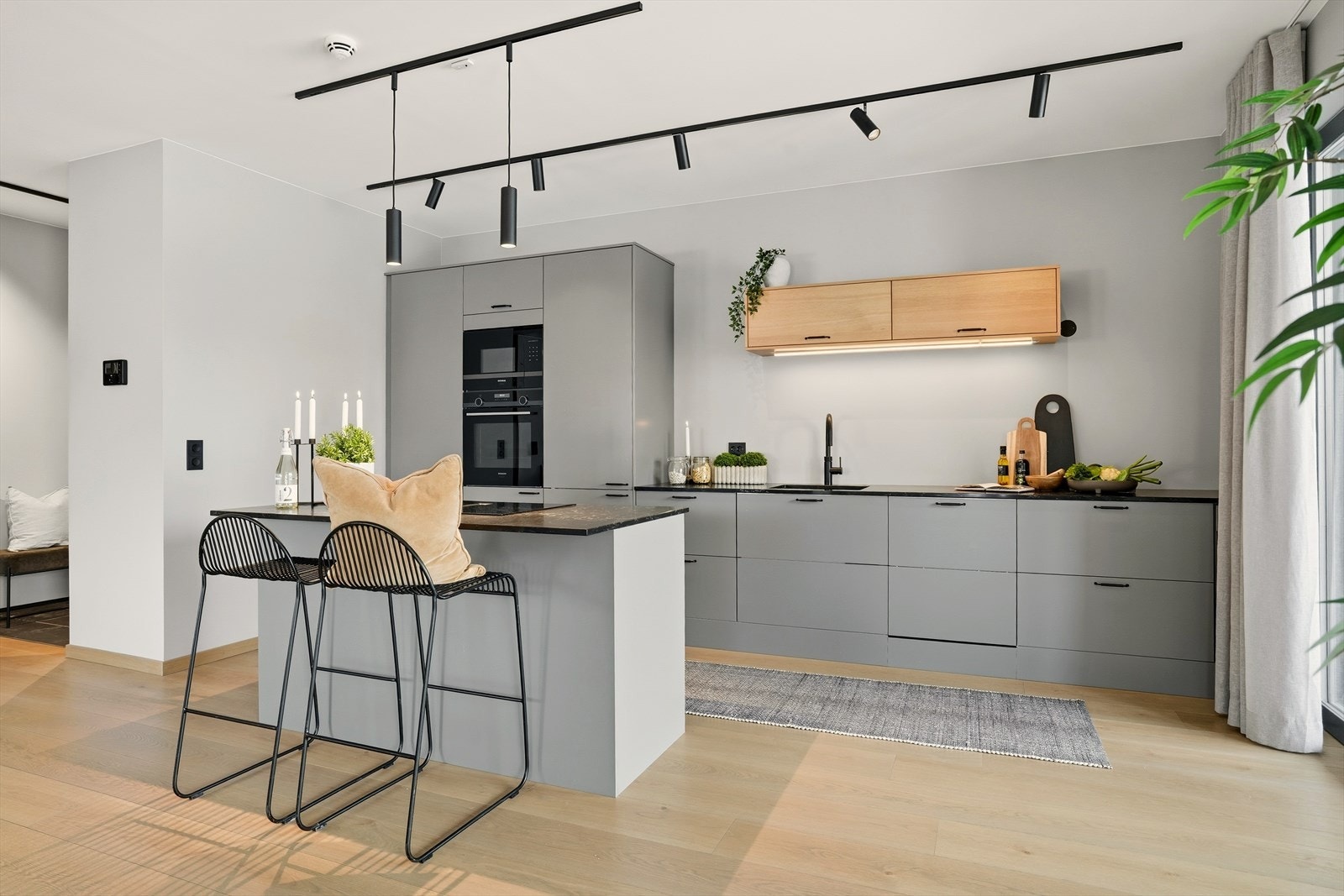 jøkkenet er utstyrt med vaskekum, nedfelt koketopp med integrert ventilator, stekeovn, mikrobølgeovn, oppvaskmaskin og kjøl/frys. Galleribilde