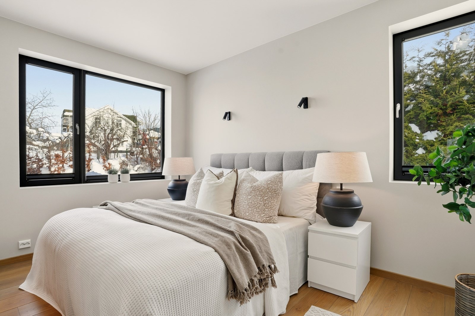 Lyst og tiltalende hovedsoverom med slette vegger som gir et moderne uttrykk! Galleribilde