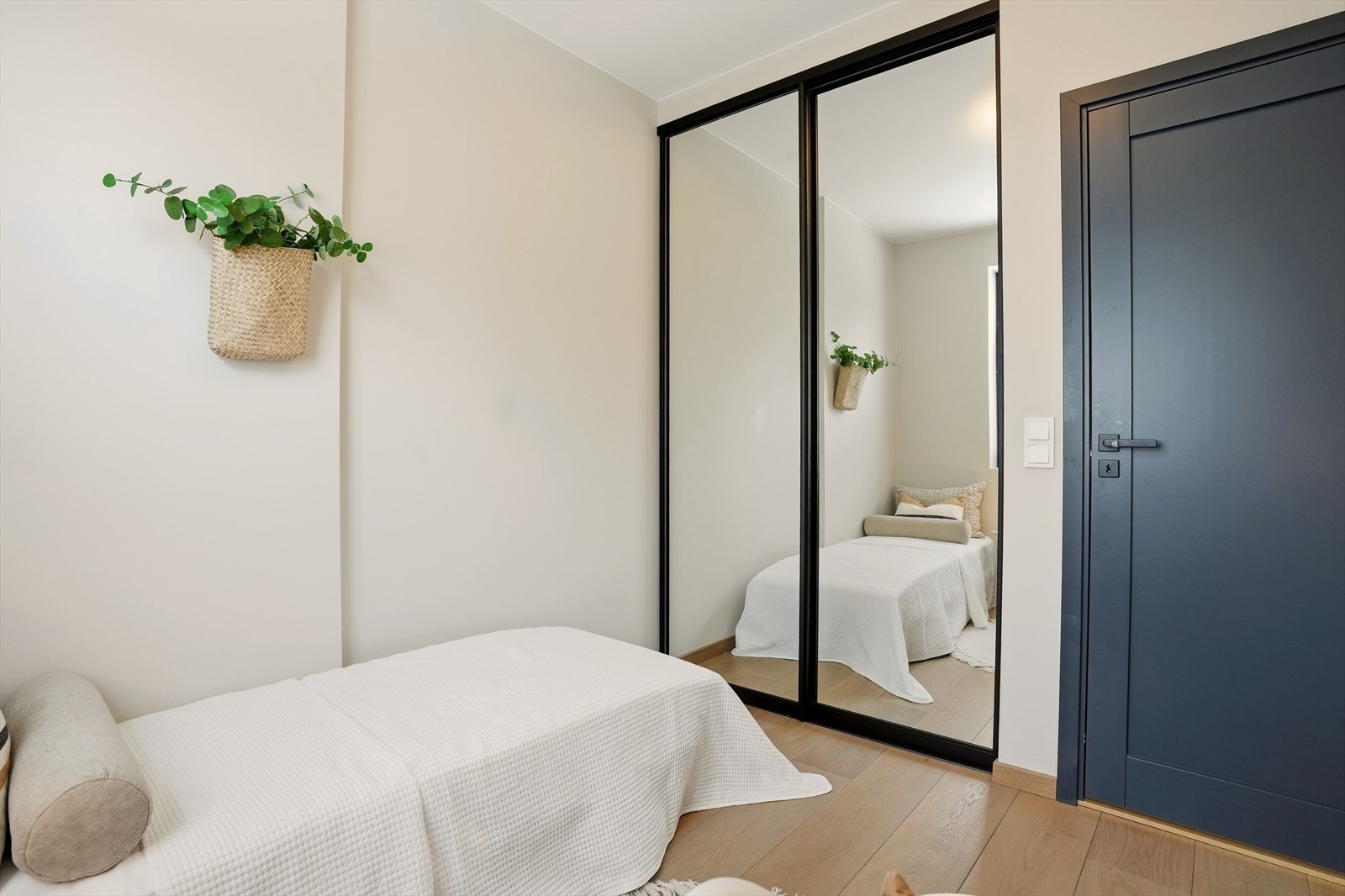 Soverom 2 har god plass til seng, samt har skyvedørsgarderobe med god plass til oppbevaring. Galleribilde