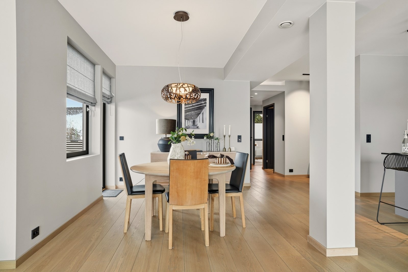 Spisebordet finner sin naturlige plass ved kjøkkenet! Galleribilde