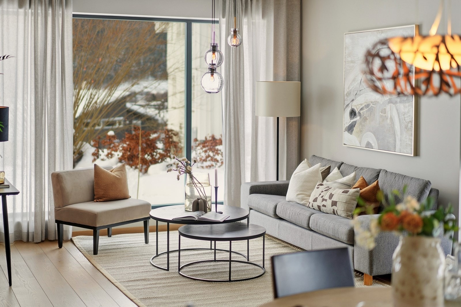 Boligen byr på en lys og delikat stue. Galleribilde