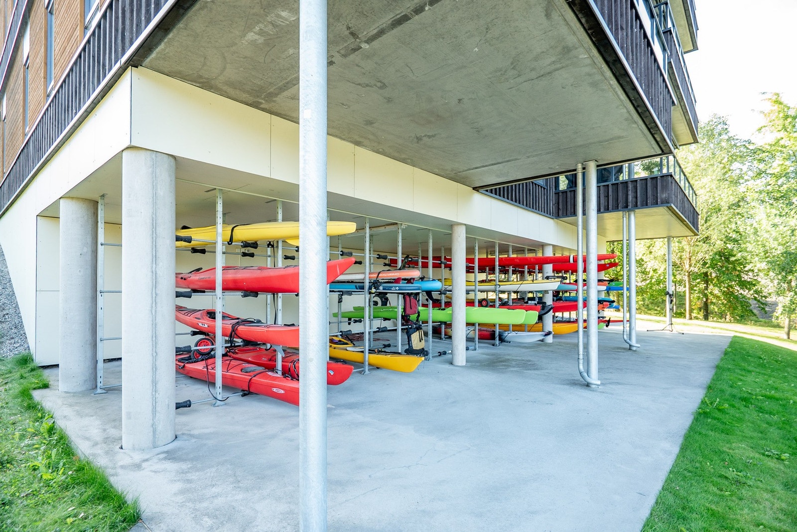 Boligsameiene har lagt tilrette for oppbevaring av kajakker til utlån. Galleribilde