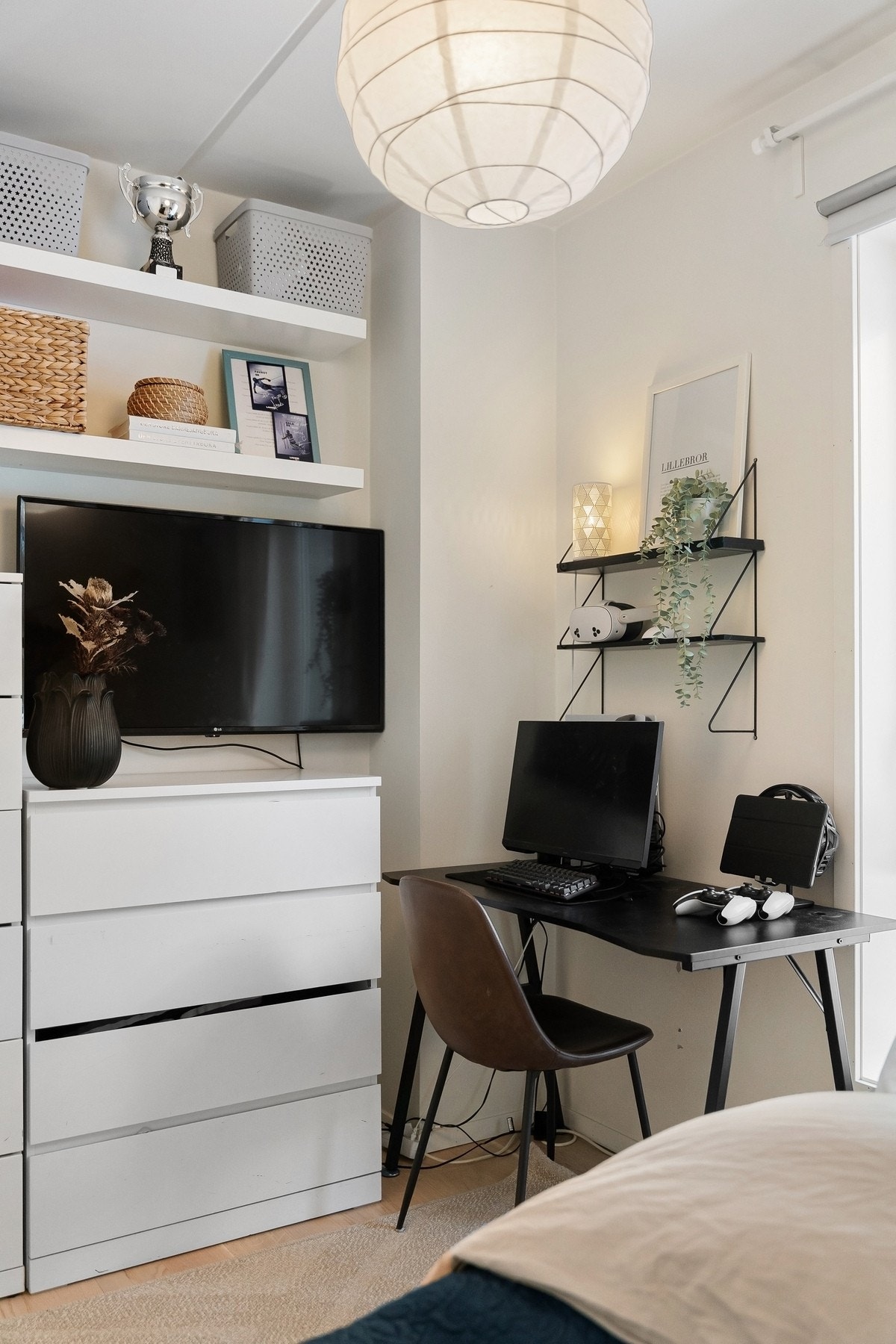 Plass til seng, skrivepult og garderobe. Galleribilde