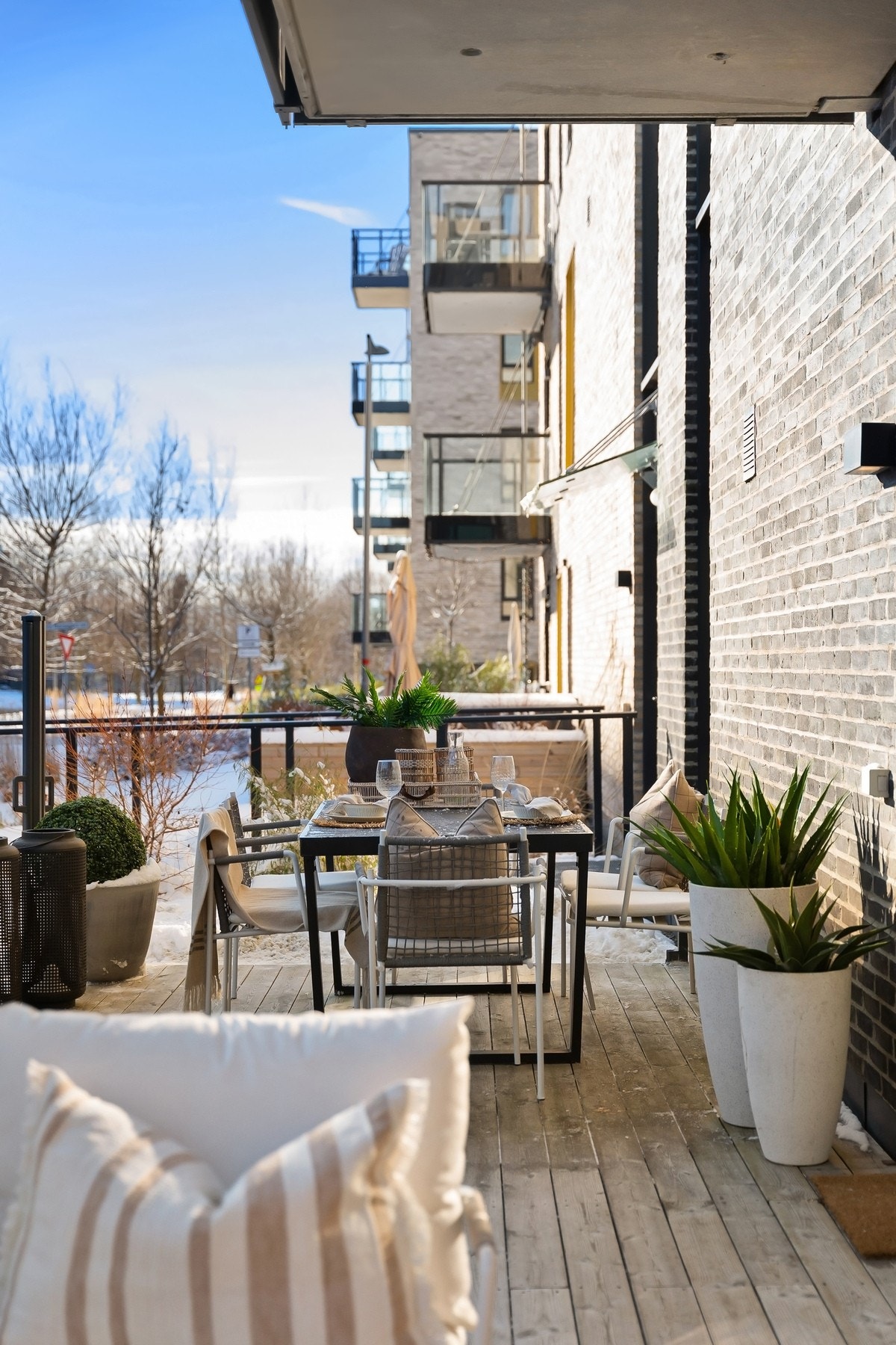 Herlig uteareal som oppleves som en forlengelse av leiligheten store deler av året. Galleribilde