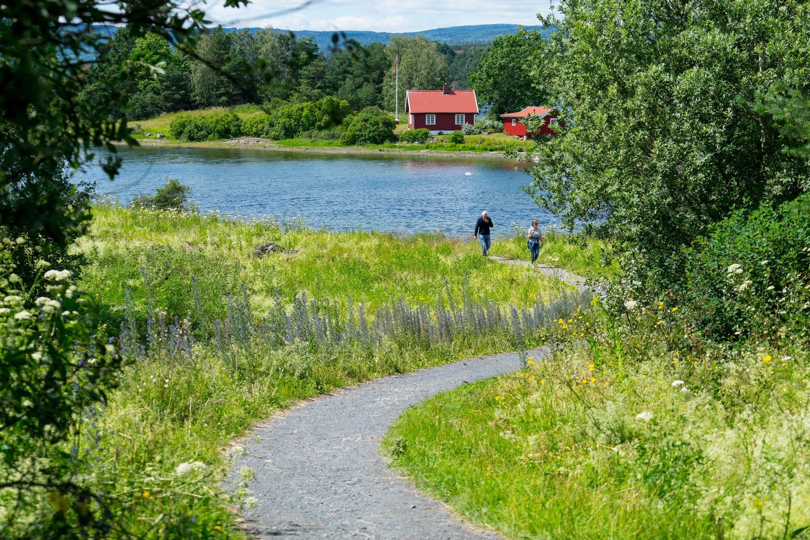 Fornebu med sin beliggenhet 10 minutter fra storbyen er unikt med den flotte kyststien som kan følges rundt hele fornebulandet og hele veien inn til Lysaker/ Oslo. Galleribilde