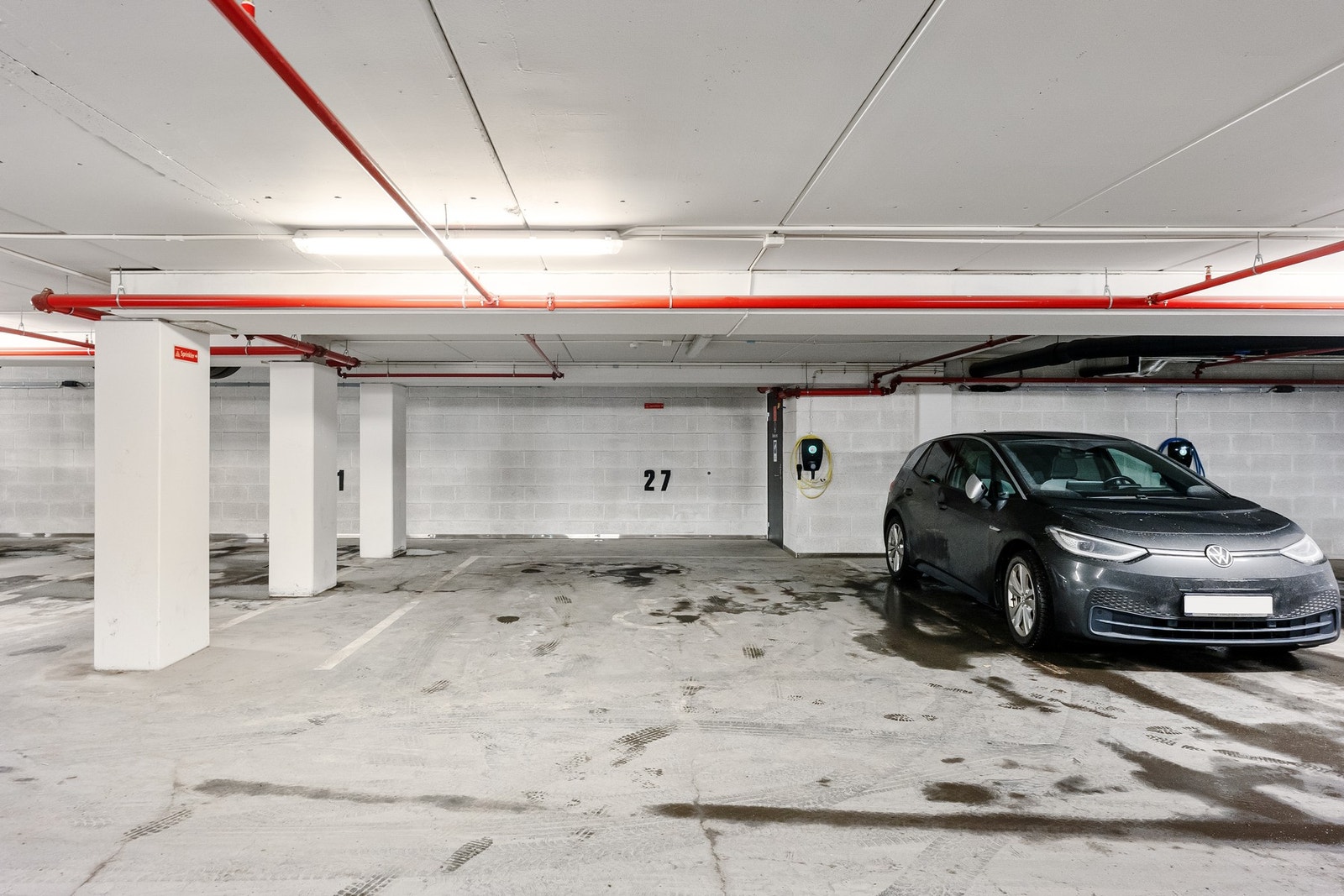 Det medfølger romslig HC garasjeplass med svært god intern plassering. Lader for elbil. Galleribilde