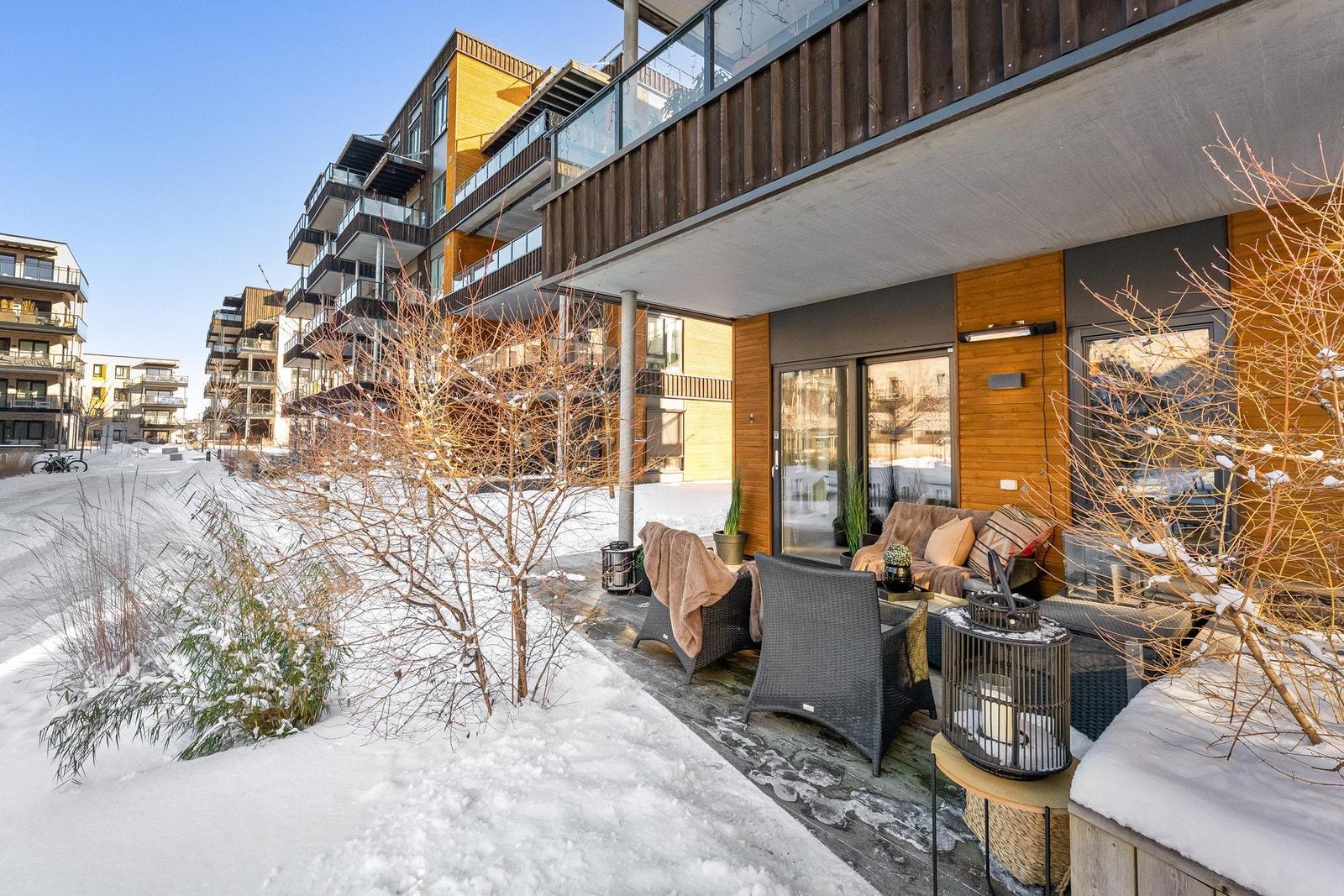 Idyllisk markterrasse med god boltreplass for sosiale sammenkomster. Galleribilde