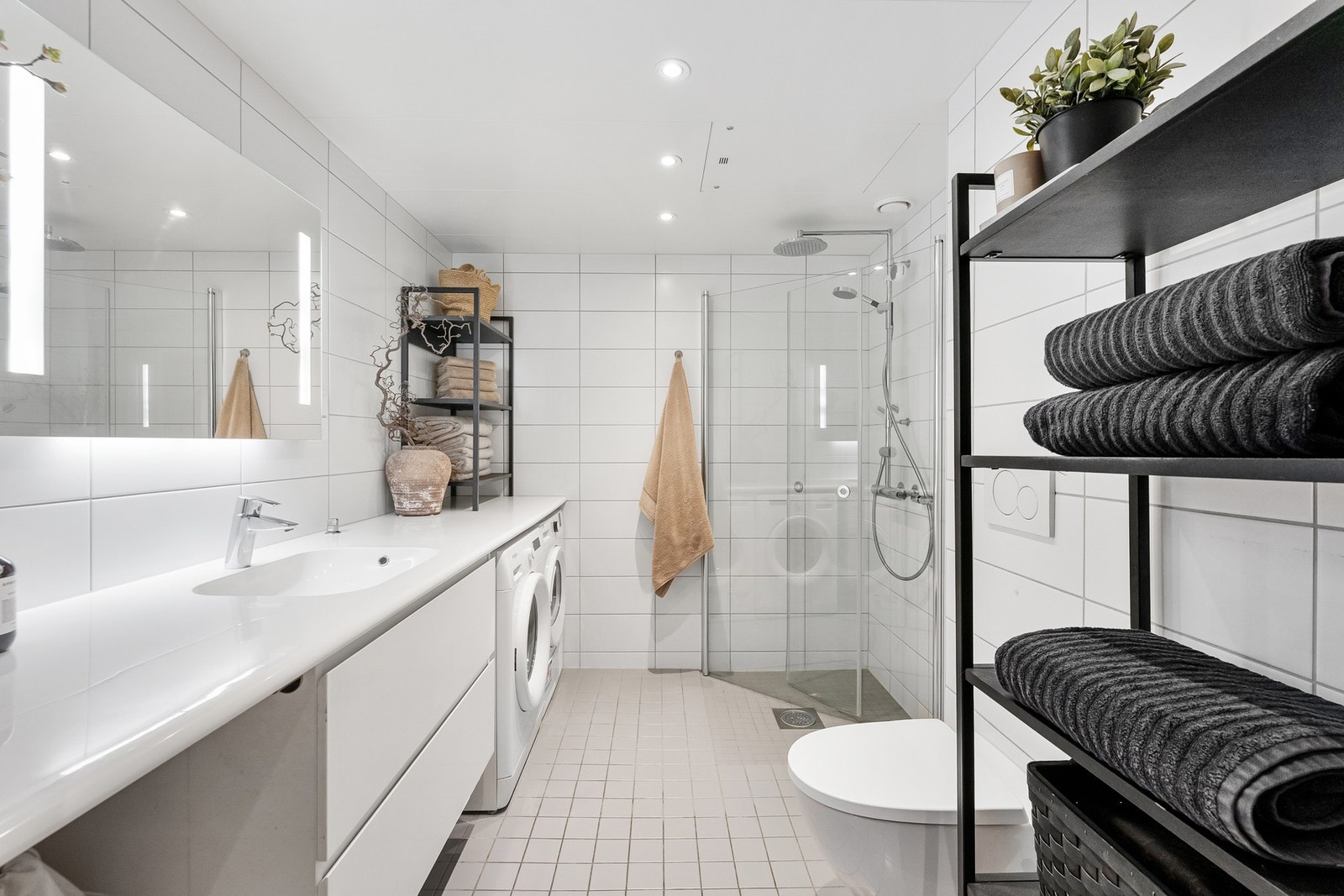 Delikat, flislagt bad. Galleribilde