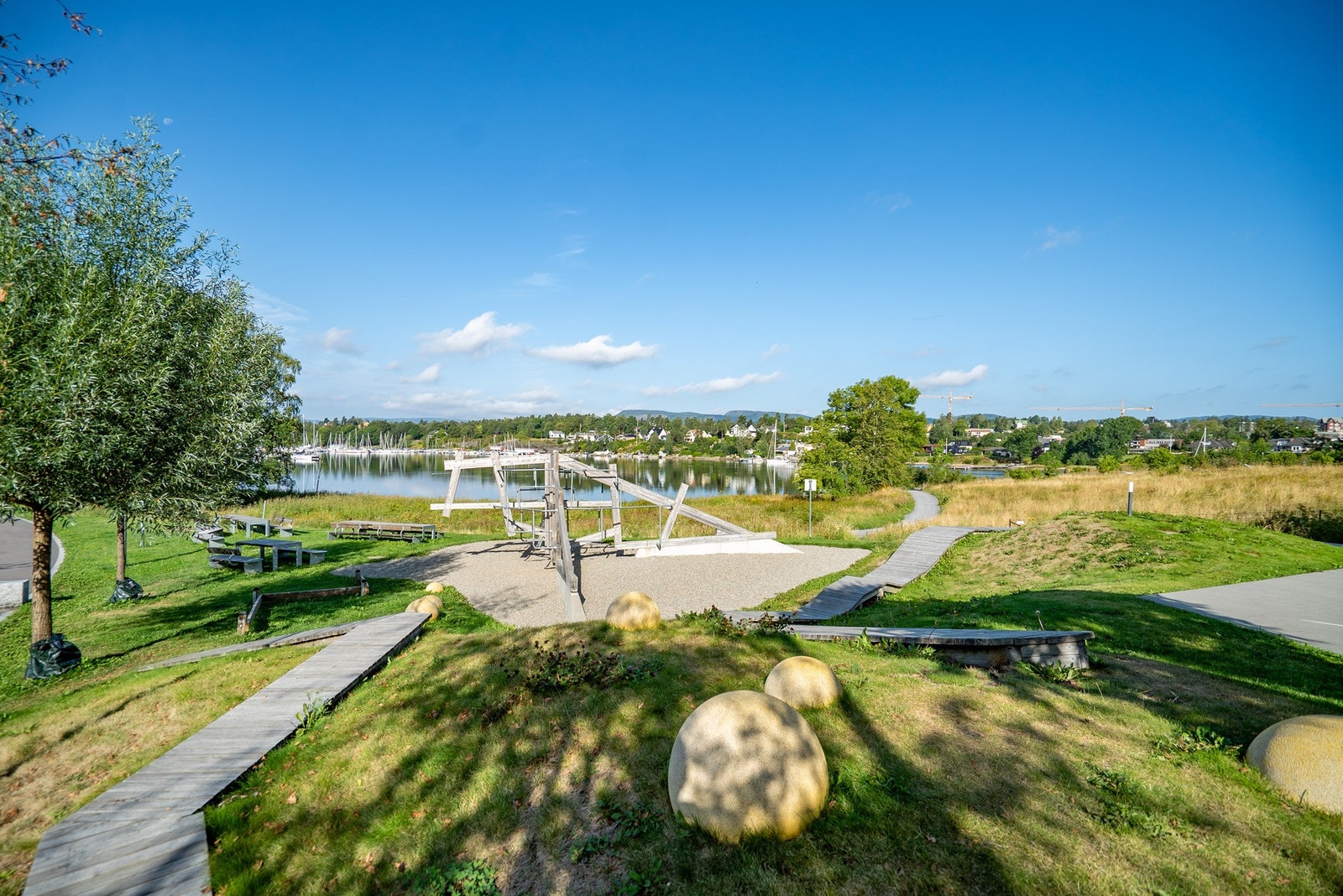 Felles leke- og møteplasser er anlagt ned mot vannet hvor du kan følge stien videre inn på kyststien. Galleribilde