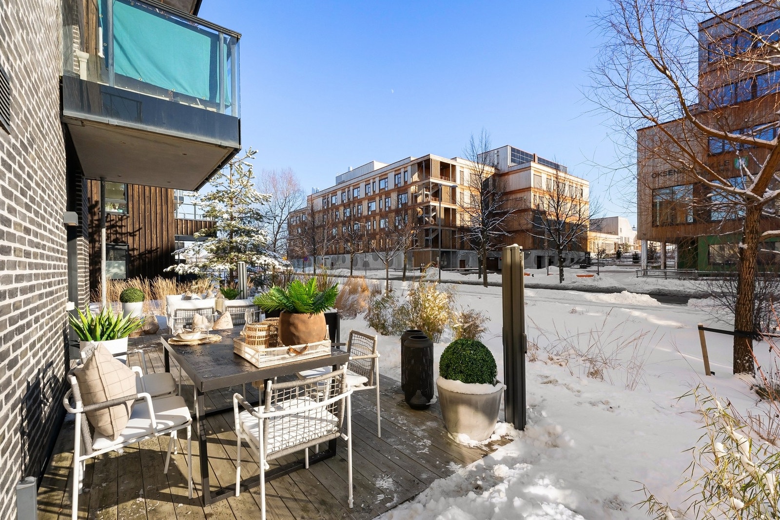 Terrassen med utgang fra hovedsoverommet på hele 55 kvm Galleribilde