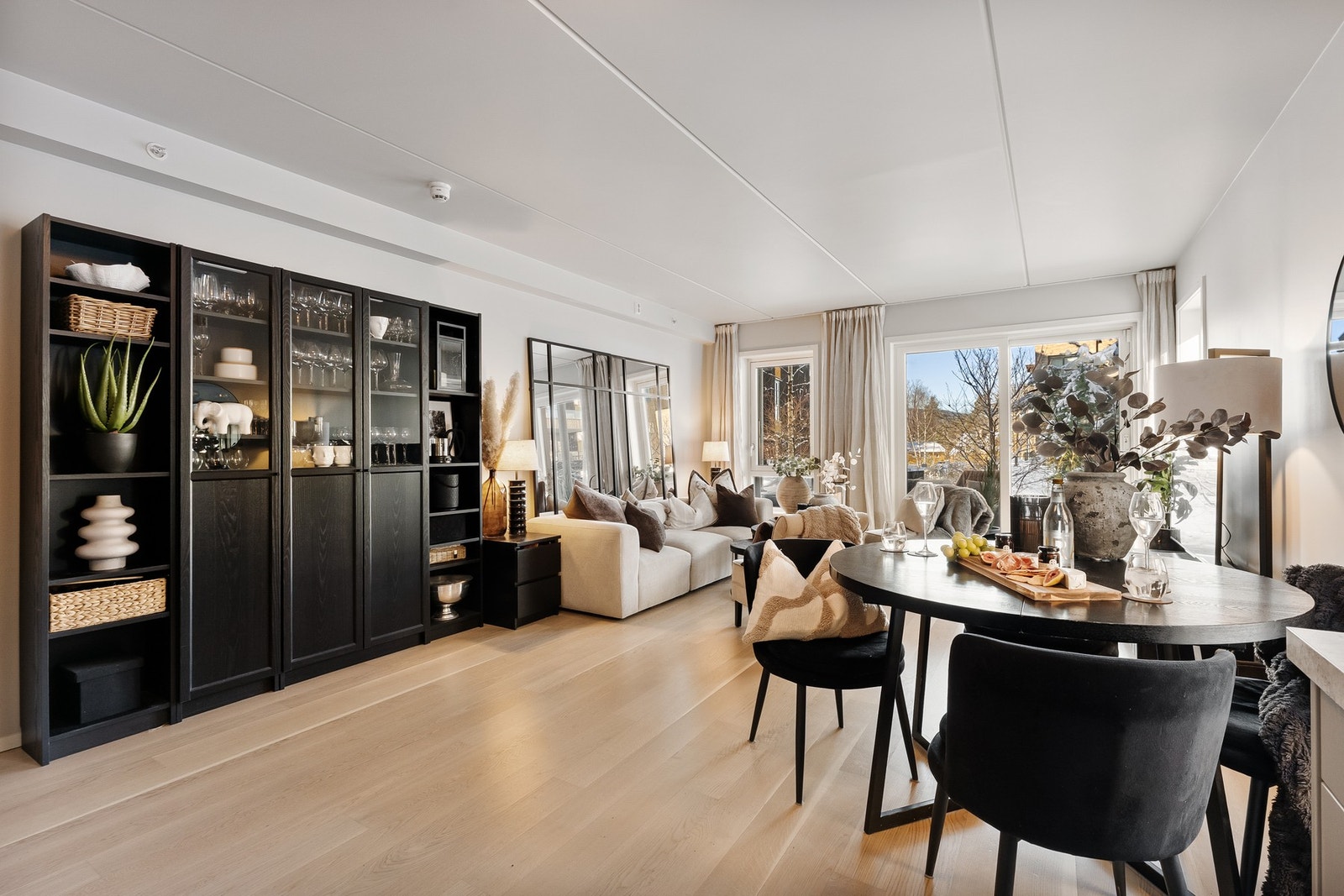 Det er valgt tidløse farge- og materialvalg i hele leiligheten. Galleribilde