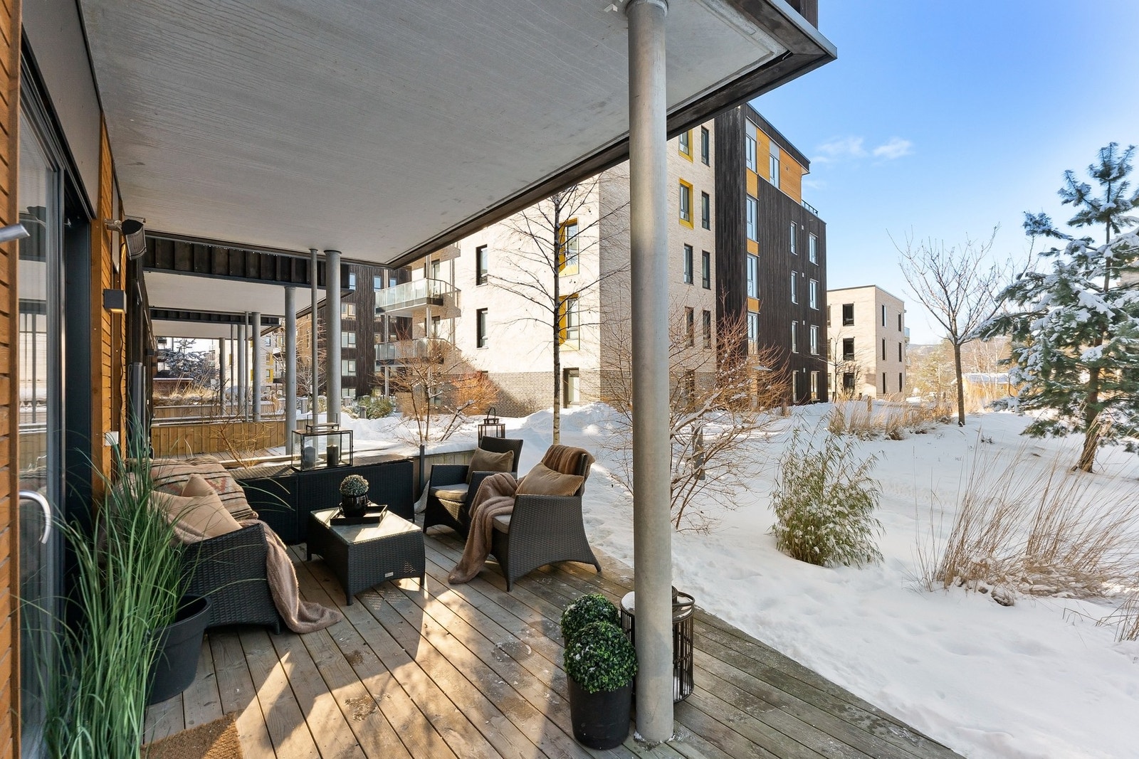 Lun og sosial terrasse vendt inn mot frodig tun mot vest. Galleribilde