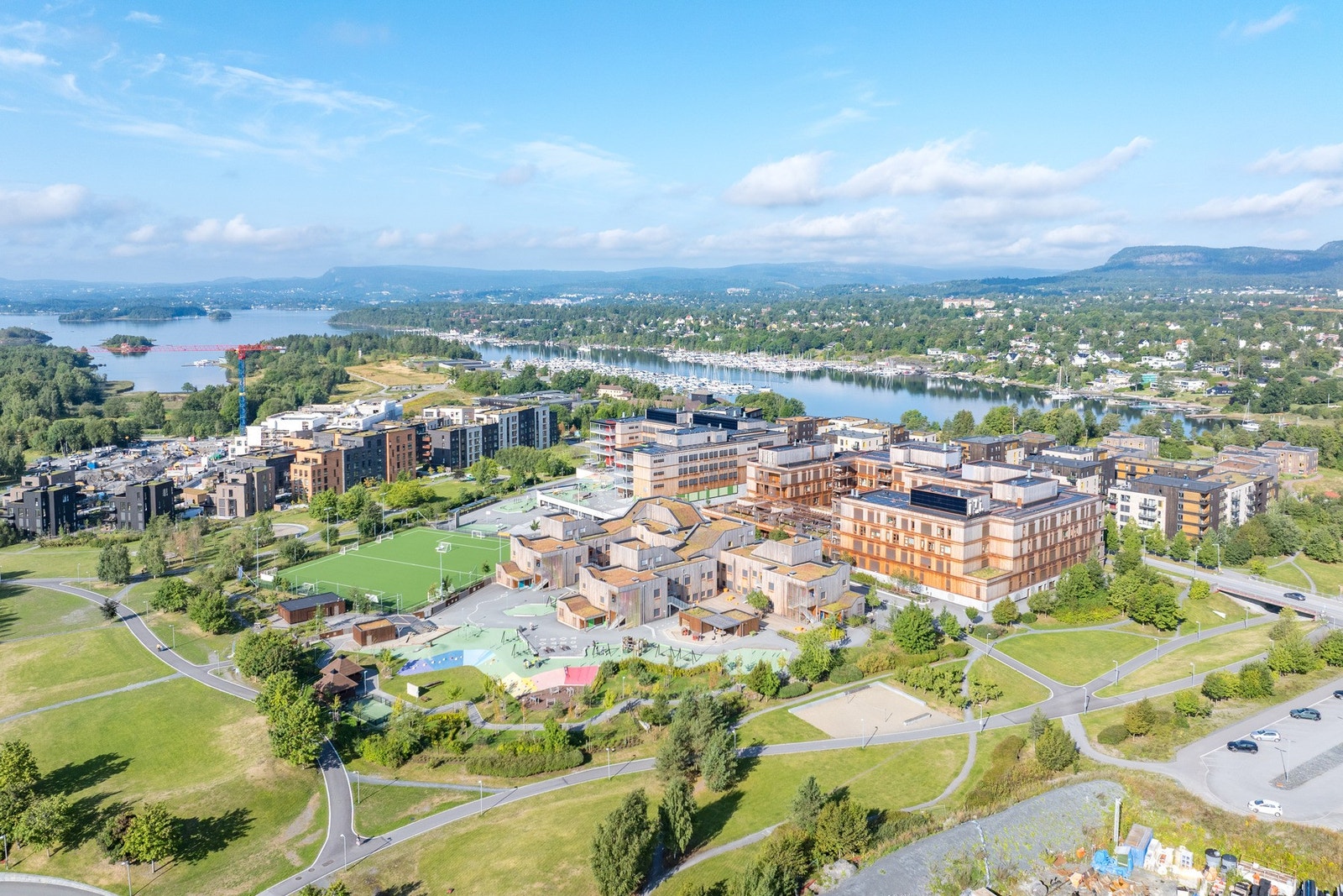 Oksenøya skole, en ny og moderne barneskole, ligger rett over gaten og er en del av Treklang-prosjektet - et senter med flerbrukshall, lekeområder, fotballbane, barnehage og eldresenter. Galleribilde