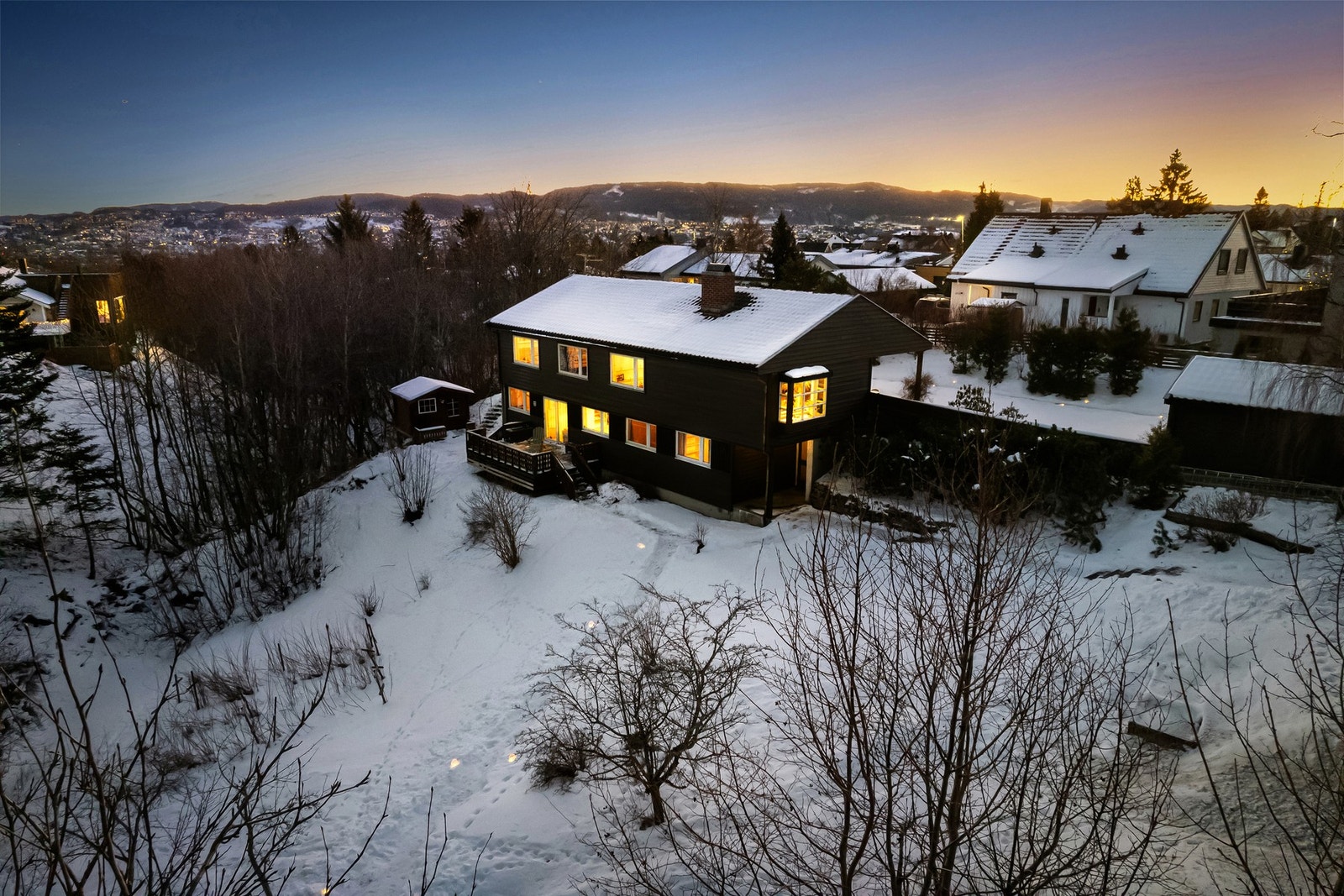 Boligen har en godkjent hybelleilighet i sokkeletasjen med egen inngang. Galleribilde