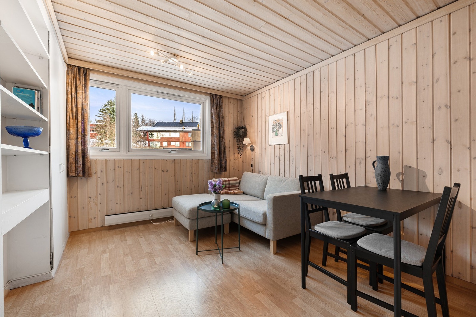 Boligen har en hybelleilighet i sokkeletasjen på ca. 33 kvm. Galleribilde