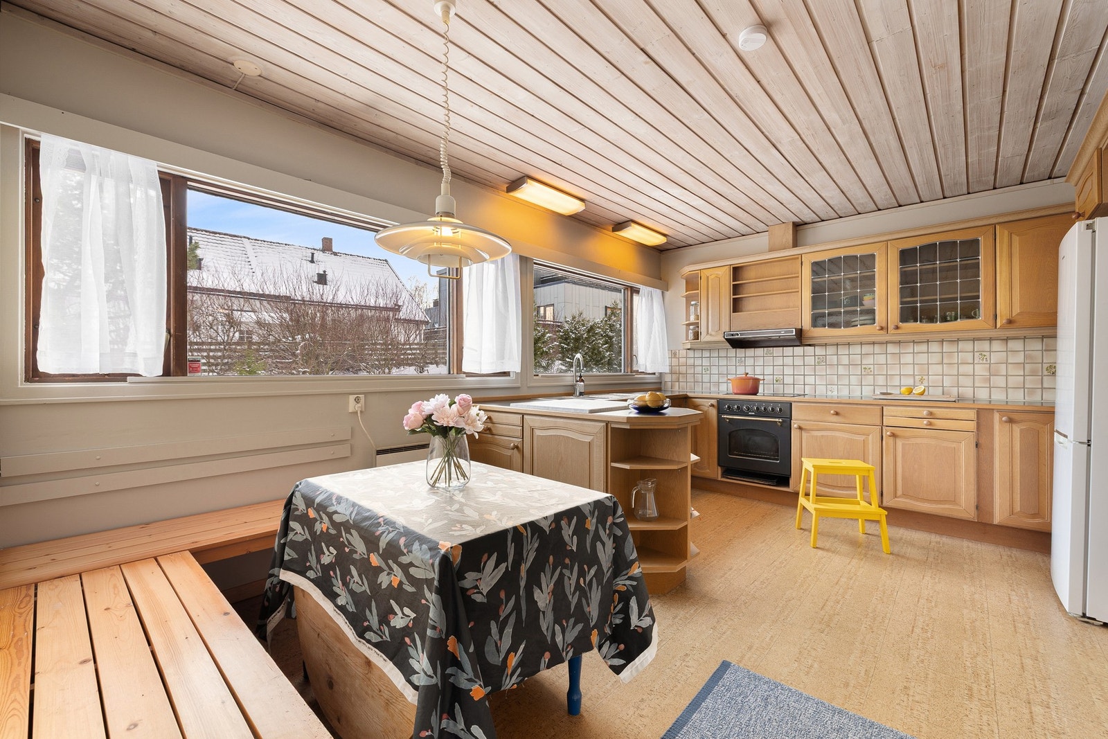 God plass til spisegruppe på kjøkkenet. Galleribilde