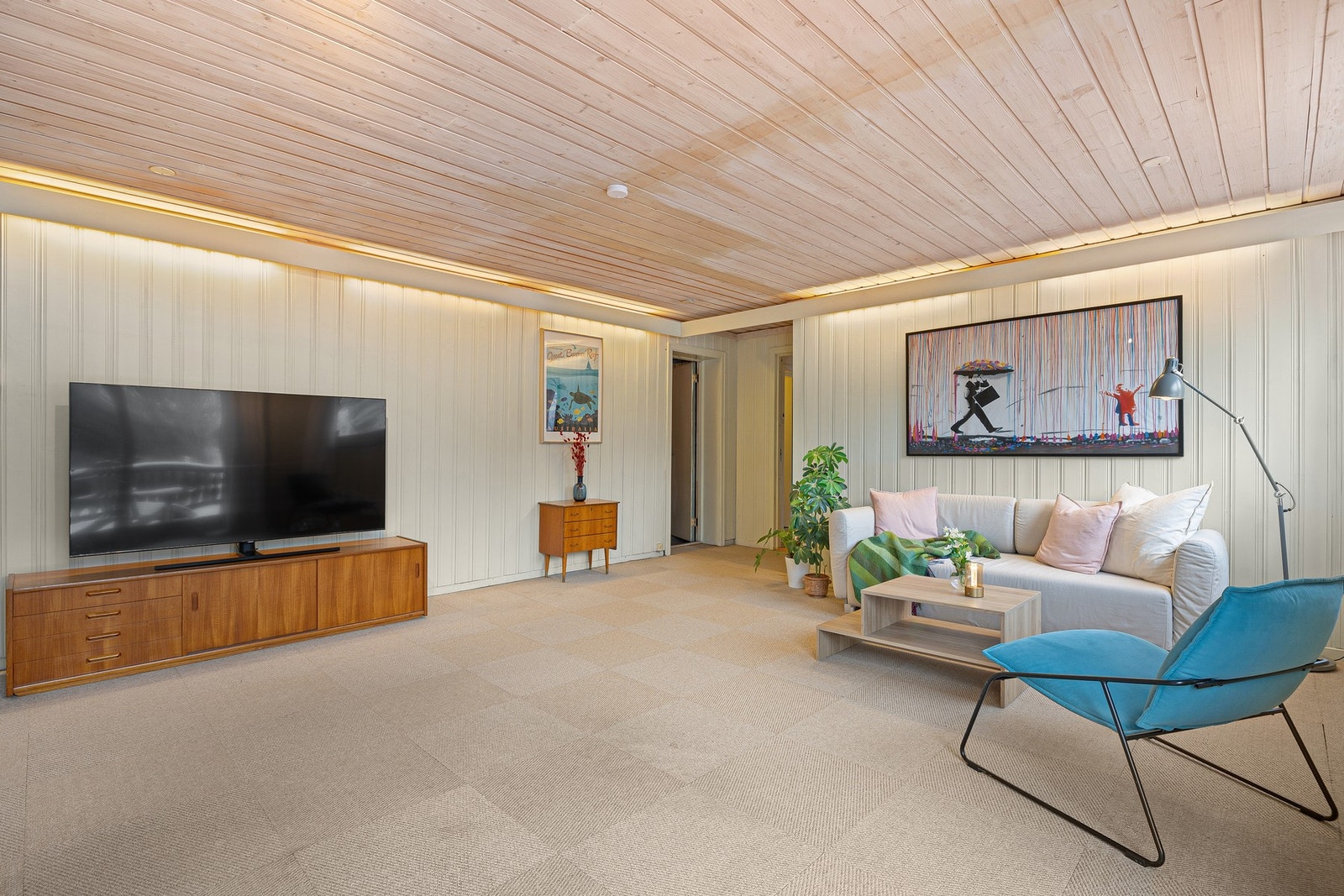 Boligen har god lagringsplass i hele fire boder innenfor kjellerstuen. Galleribilde