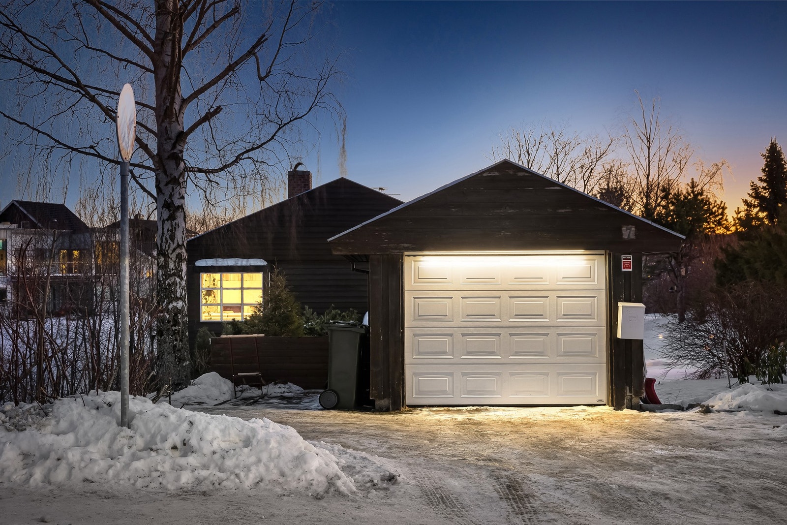 Parkering i garasje med elektrisk garasjeport. Galleribilde