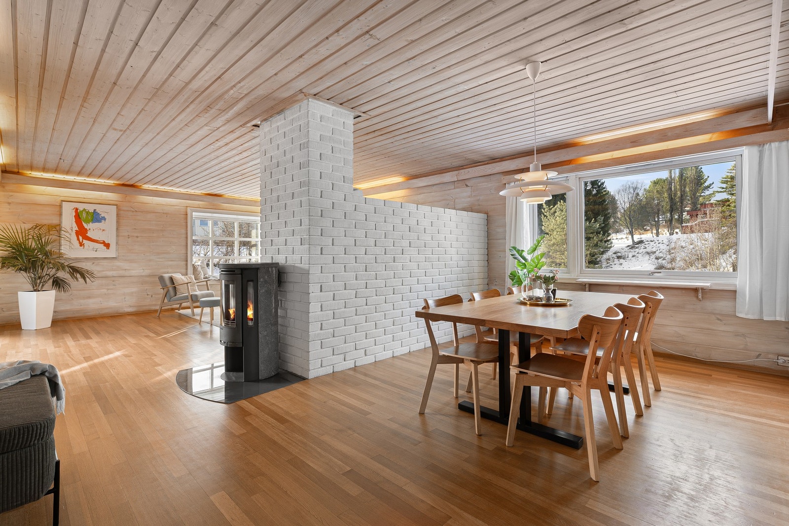 Romslig spisestue med god plass til både familie og gjester. Galleribilde