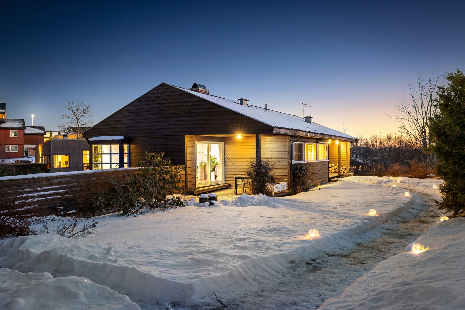 Hellelagt vei fra garasjen og til inngangsdøren. Galleribilde