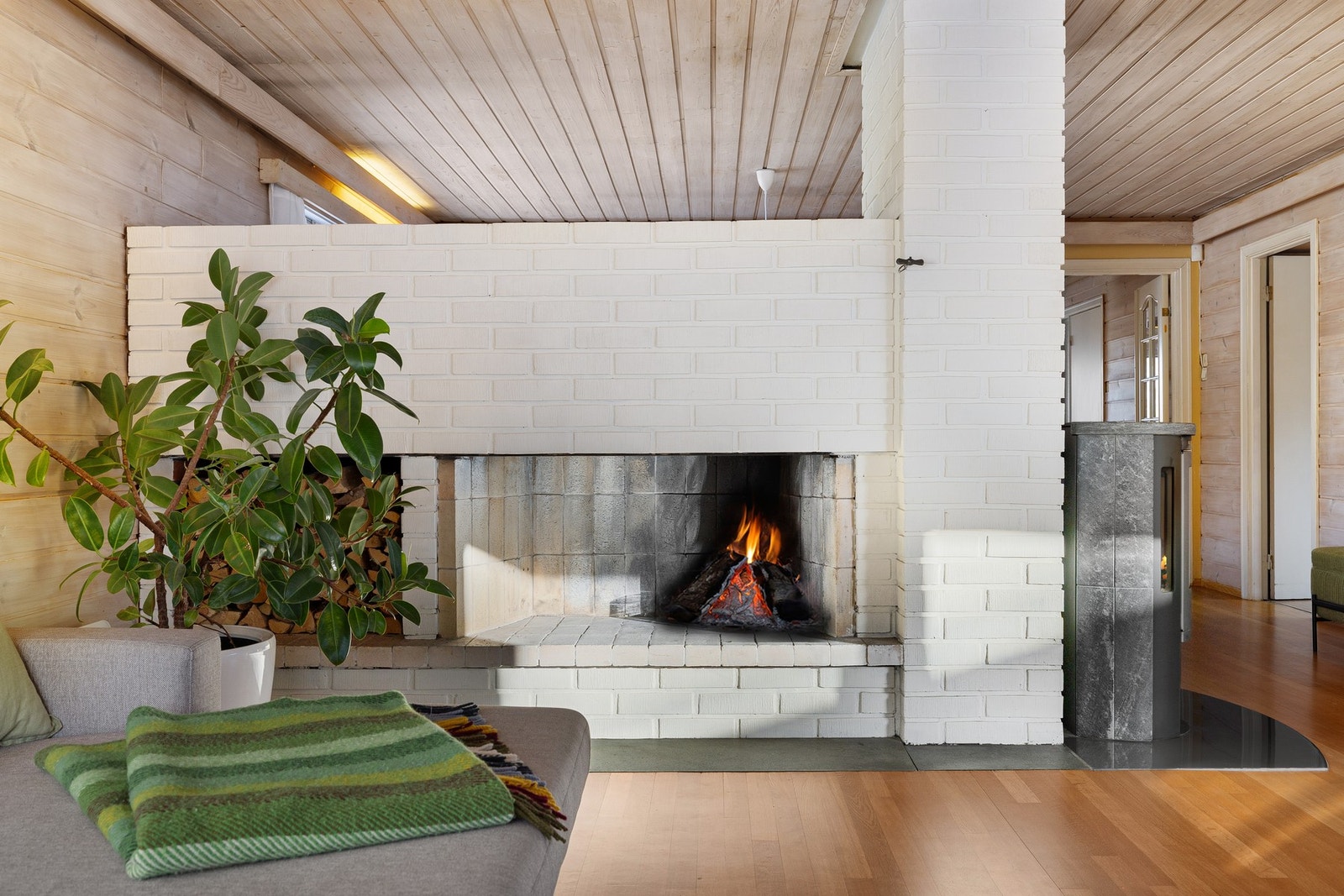 Den flotte peisen er stuens midtpunkt. Galleribilde