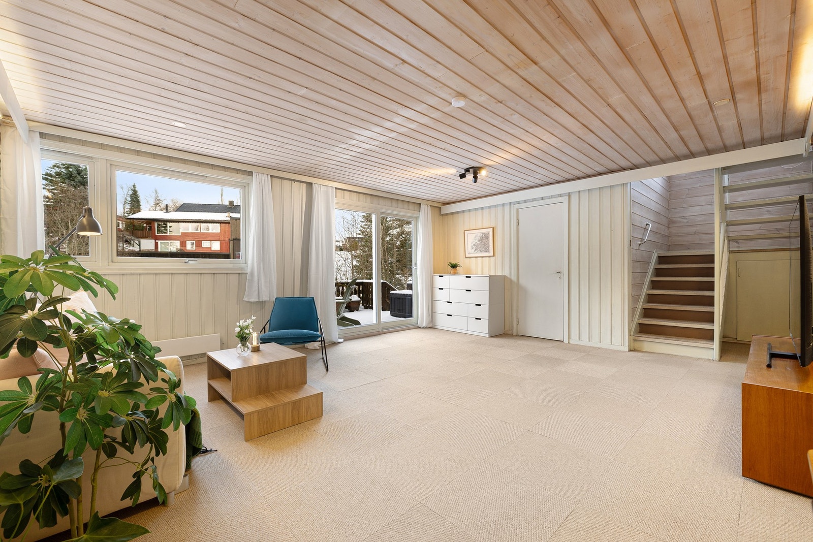 Kjellerstuen på 33 kvm er et allsidig rom med flere bruksmuligheter. Lune teppeflis og god varme fra både panelovner og varmepumpe. Galleribilde