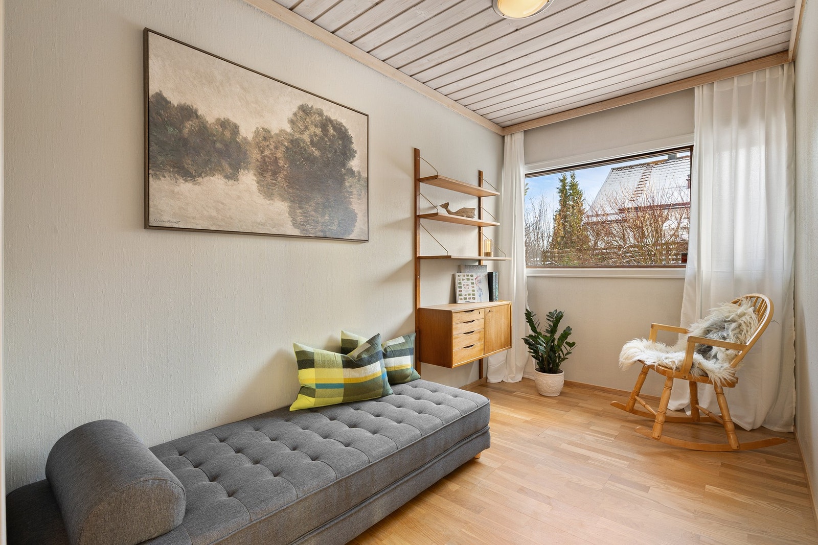 Rommet passer perfekt for dager med hjemmekontor eller som et hyggelig gjesterom. Galleribilde