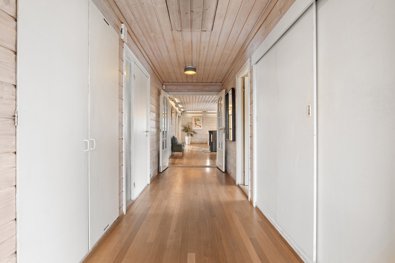 God lagringsplass i integrerte skap. Galleribilde