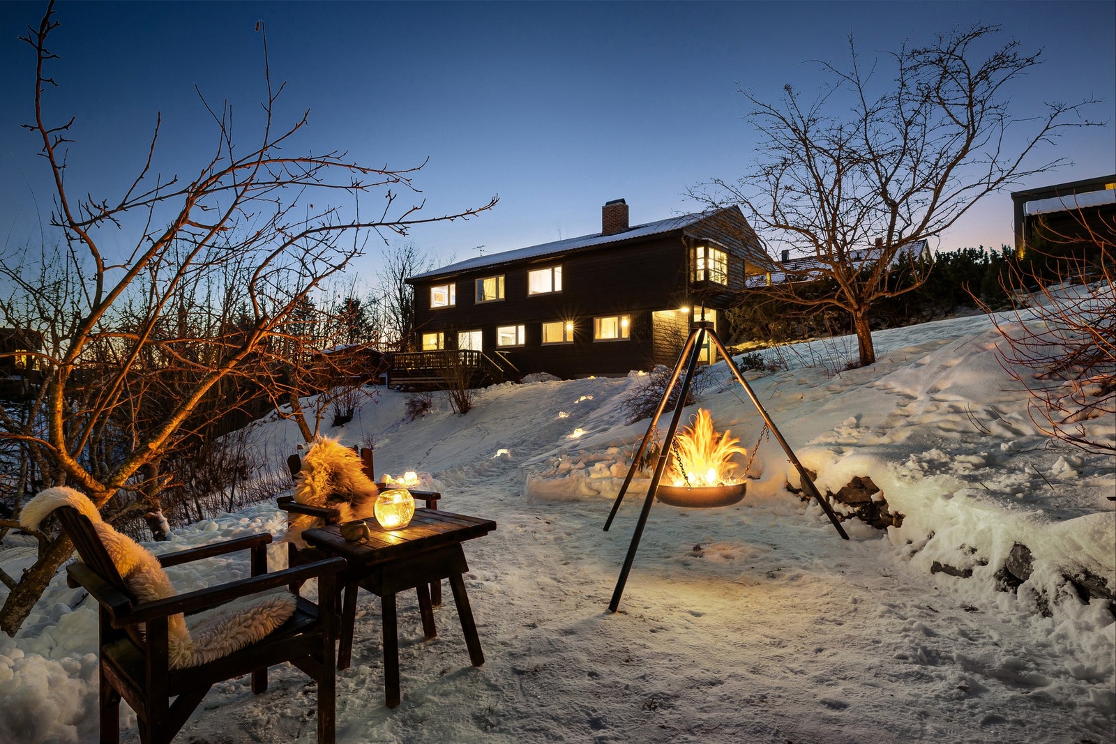 Tomten er planlagt av landskapsarkitekt og har harmoniske lune soner for opphold og rekreasjon året rundt. Galleribilde