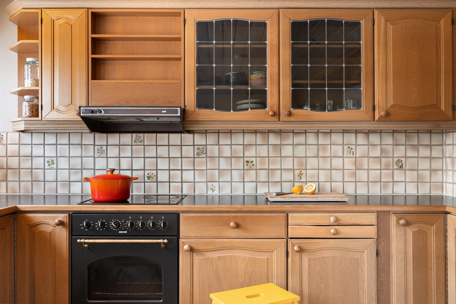 Kjøkkenet har integrert platetopp, stekeovn og oppvaskmaskin. Galleribilde