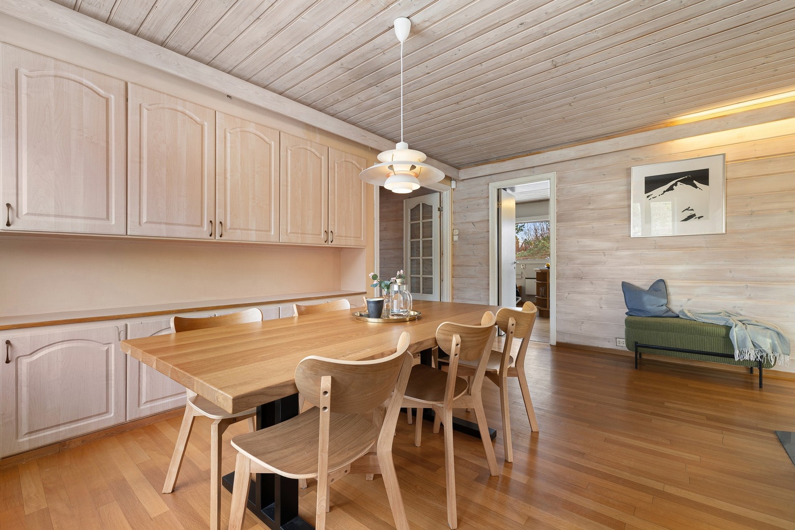 God plass til et stort spisebord. Galleribilde