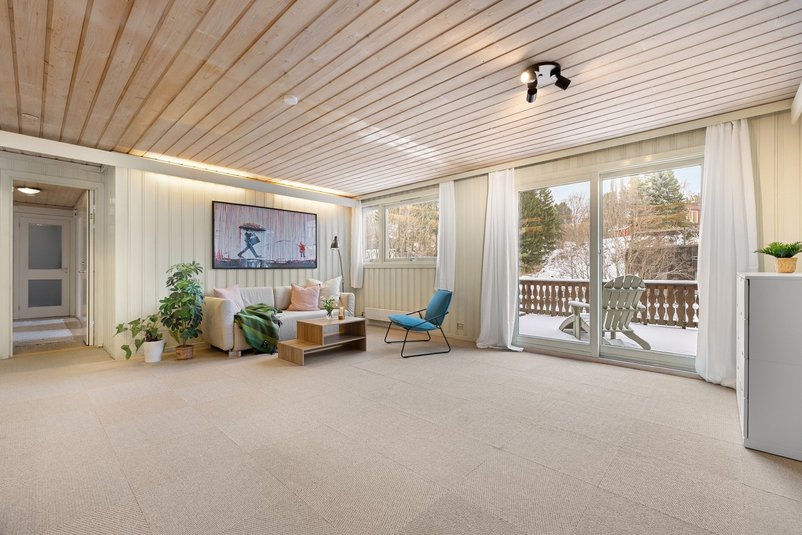 Herfra er det utgang til en stor terrasse på 17 kvm og videre ned til hagen. Galleribilde