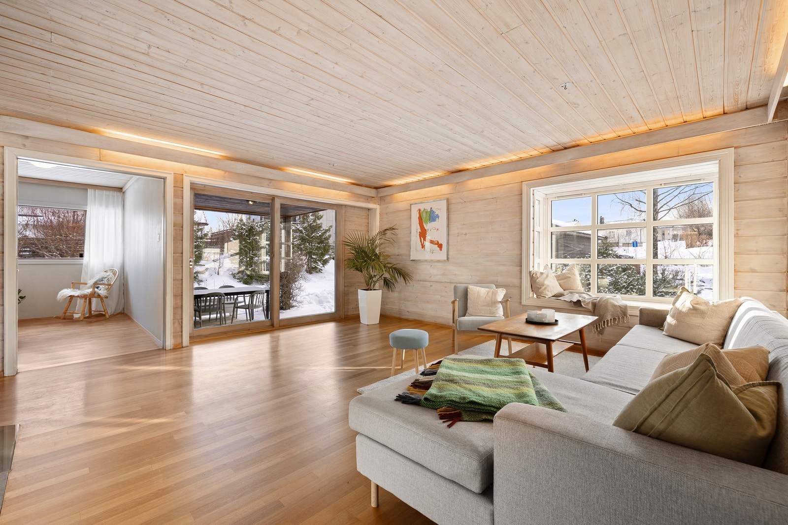 Stor og gjennomlys stue på 43 kvm med god belysning i taket og store vindusflater. Galleribilde