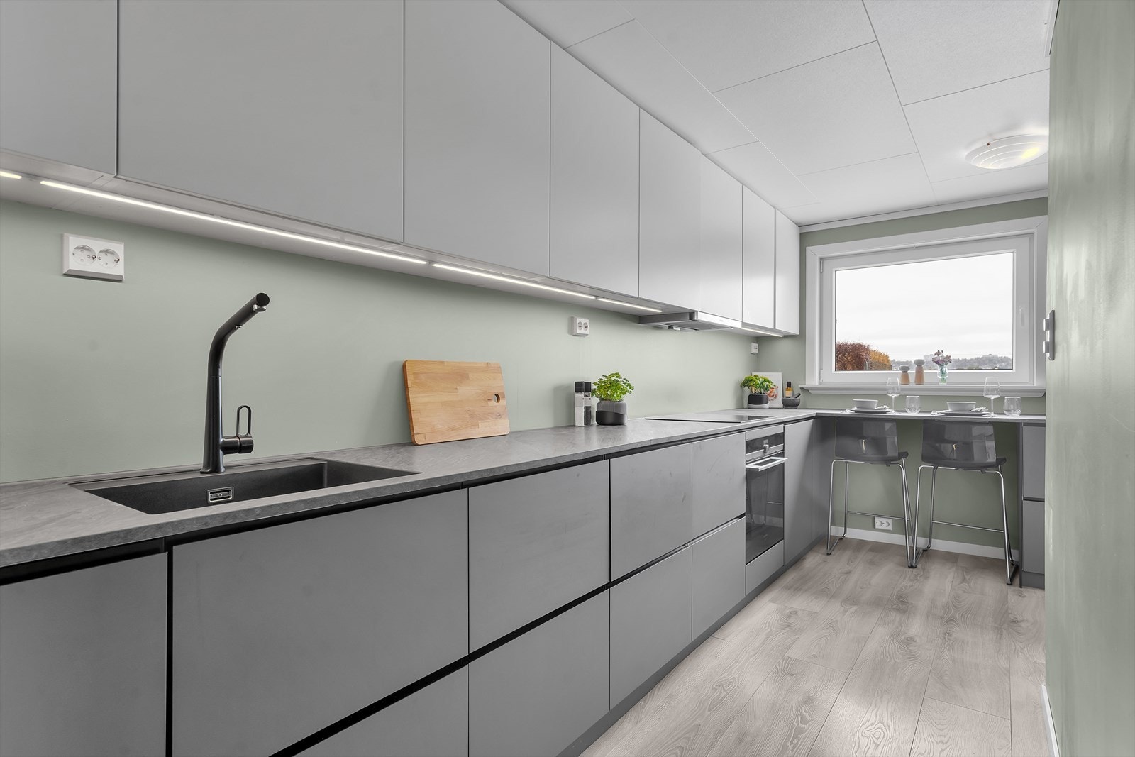 Lekkert kjøkken med ny innredning fra 2022. Galleribilde