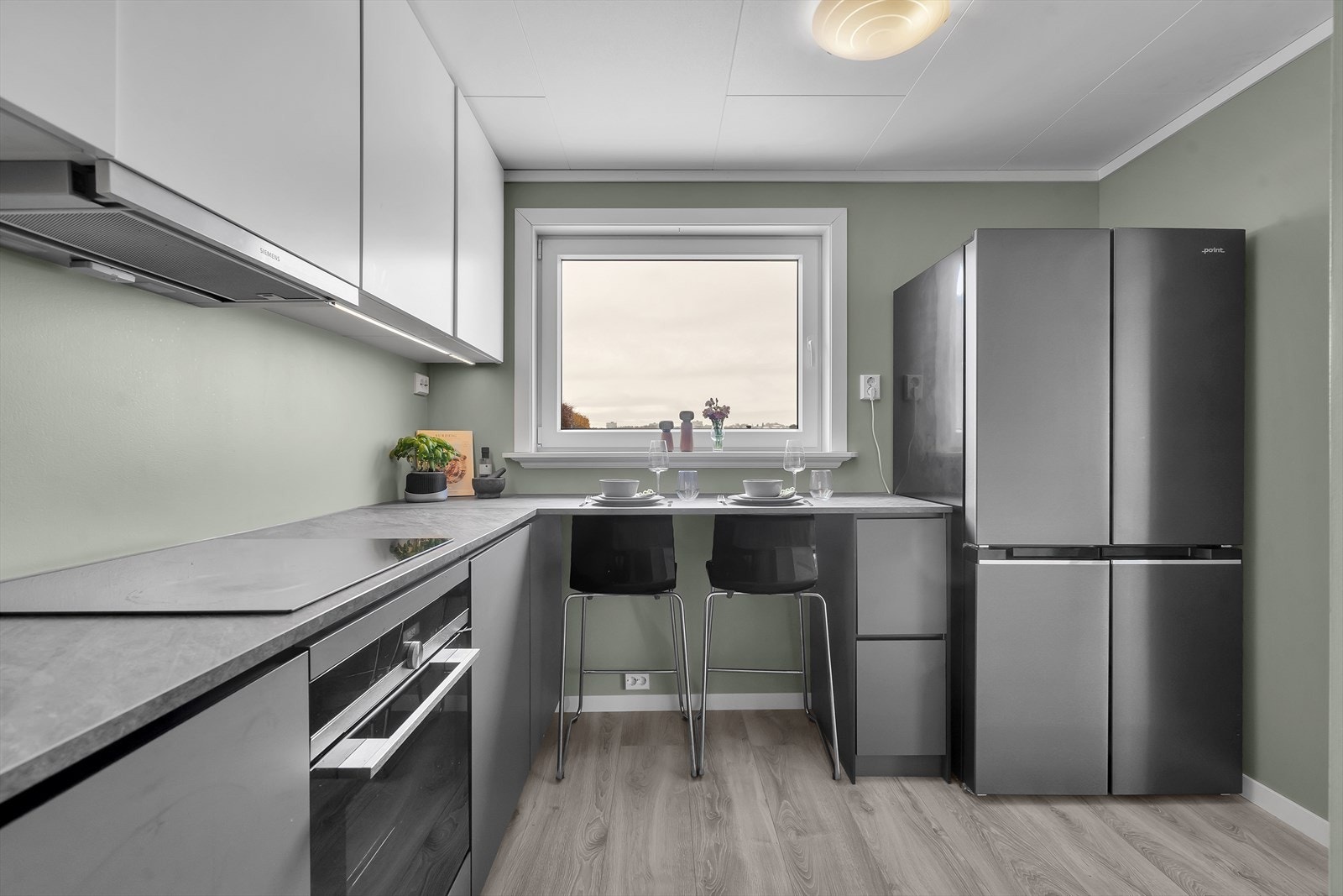 Kjøkken | Rikelig med skap- og benkplass. Hvitevarene på kjøkkenet medfølger i handelen. Galleribilde