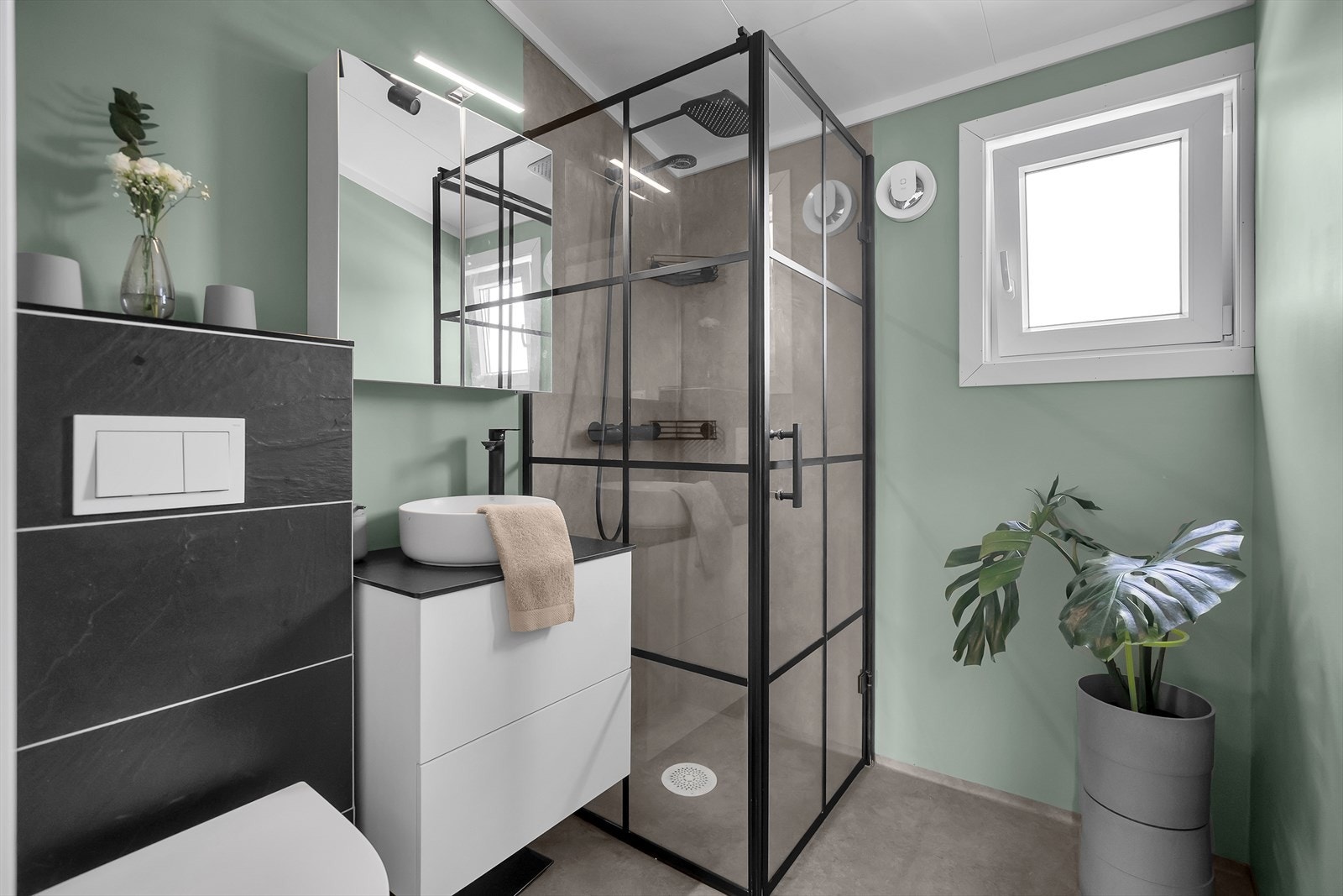 Nyere, og svært pent bad fra 2022 | Vannrør og avløpsrør ifm badet ble også tatt i 2022, samtidig med at badet ble pusset opp. Galleribilde