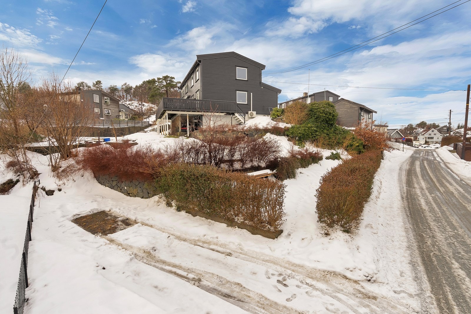 Fasade | Romslig og solrik tomt. | Utv. veggfasader mot sør/ øst og sør/ vest ble renovert i år 2014. | Ekstra p-plass nede ved veien. Galleribilde