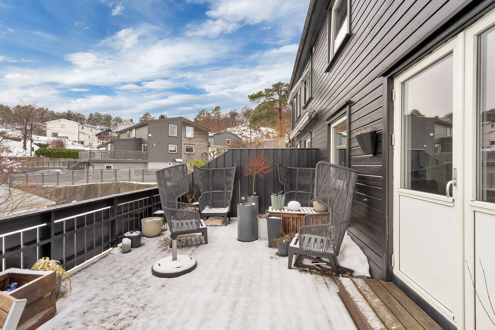 Stor terrasse med adkomst fra stuen. Galleribilde