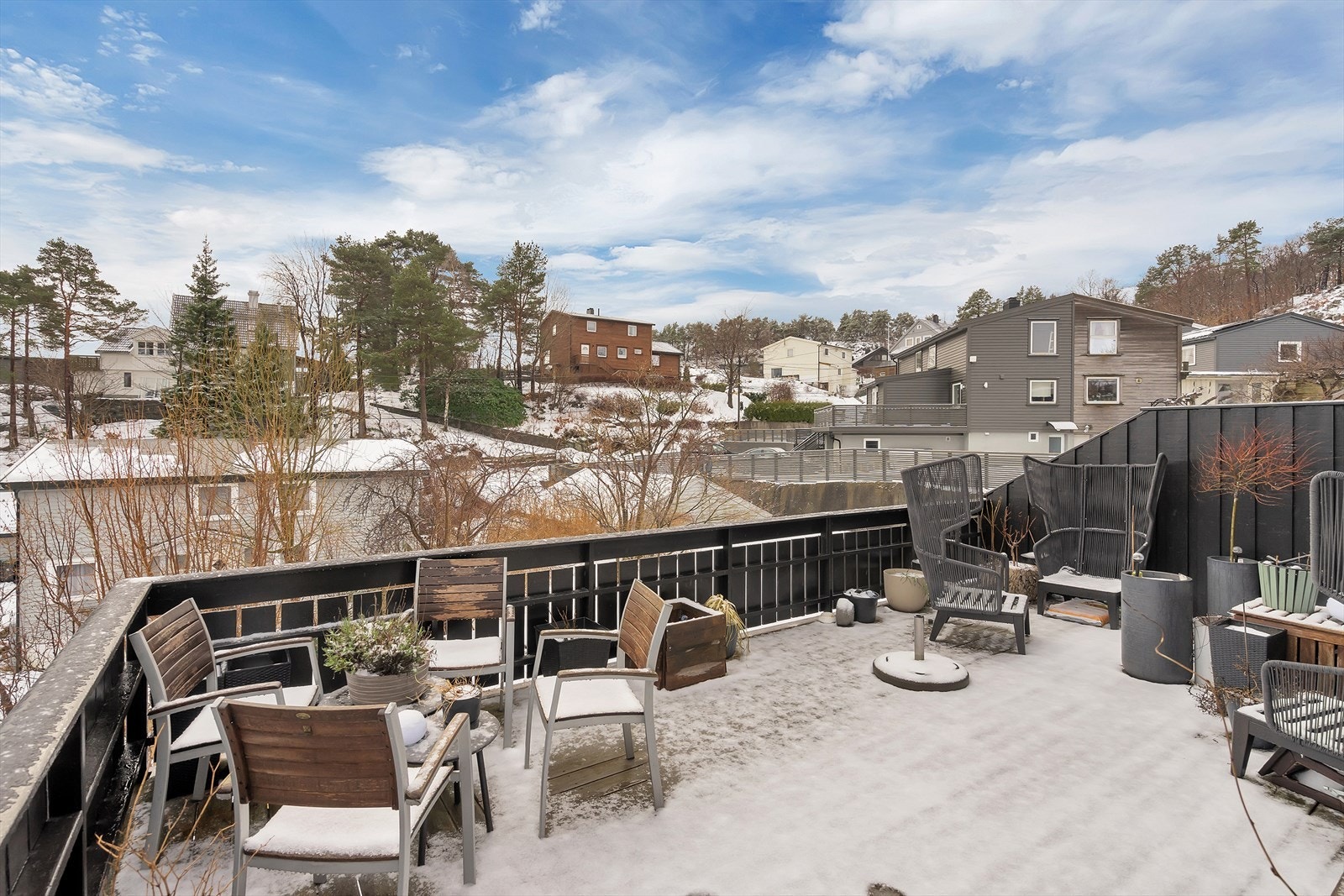 Stor terrasse med adkomst fra stuen. Galleribilde