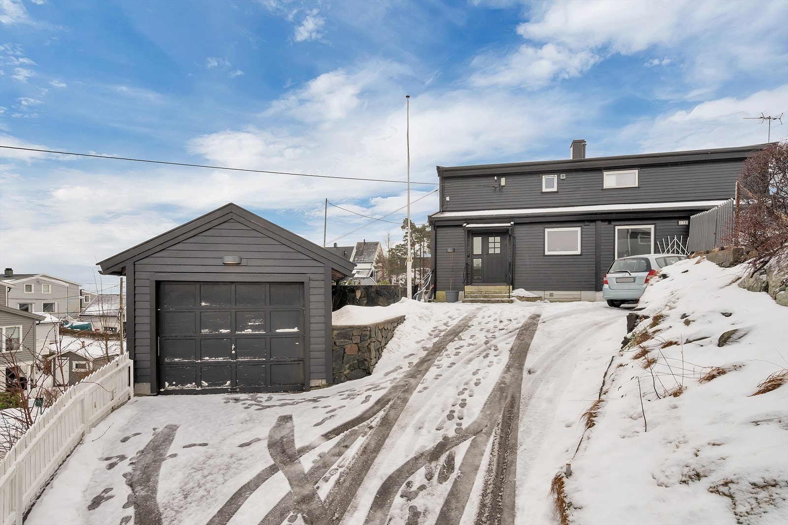 Fasade | pent inngangsparti, og gode parkeringsmuligheter | Utvendig taktekking fra år 2019. | Garasje. Galleribilde