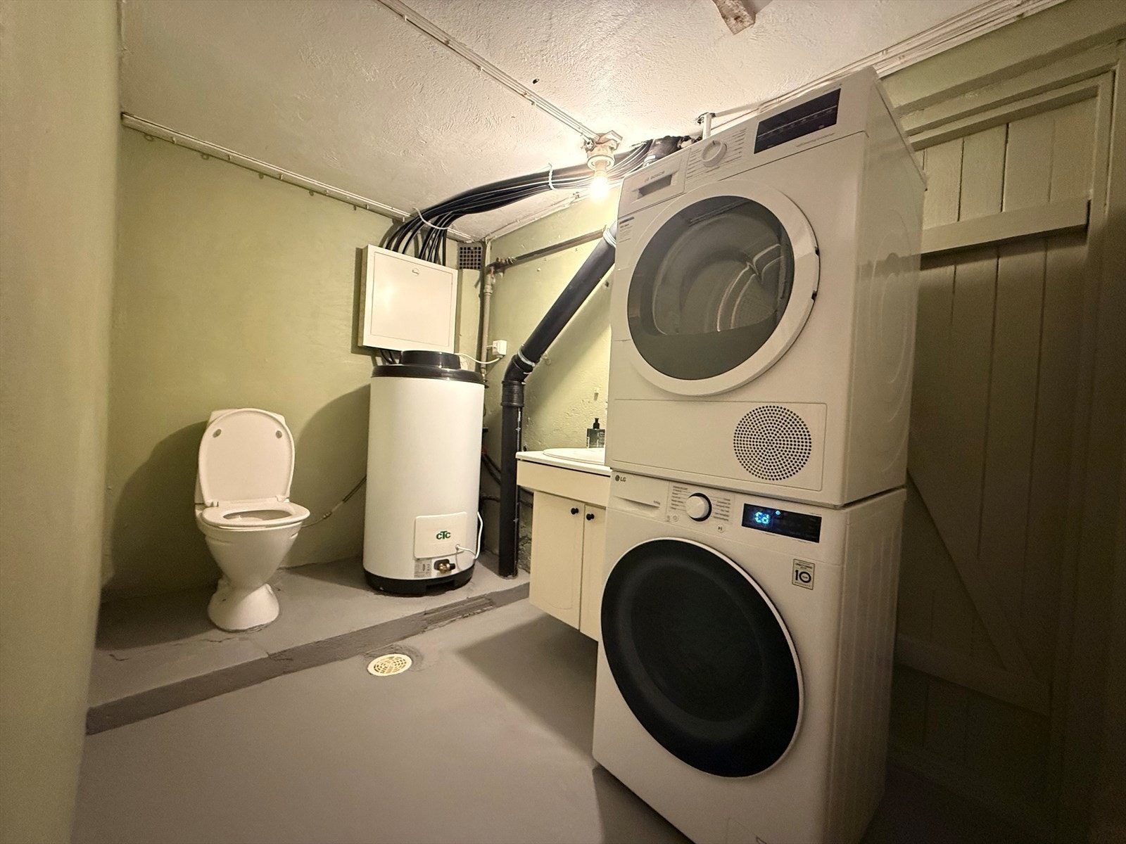 Kjeller | Praktisk vaskerom med toalett og servant. Galleribilde