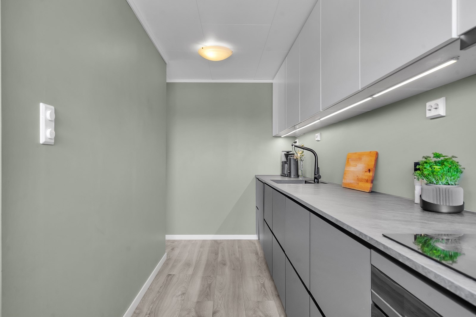 Kjøkken | Vannrør og avløpsrør ifm kjøkkenet ble tatt i 2022, samtidig med at det nye kjøkkenet ble satt inn. Galleribilde