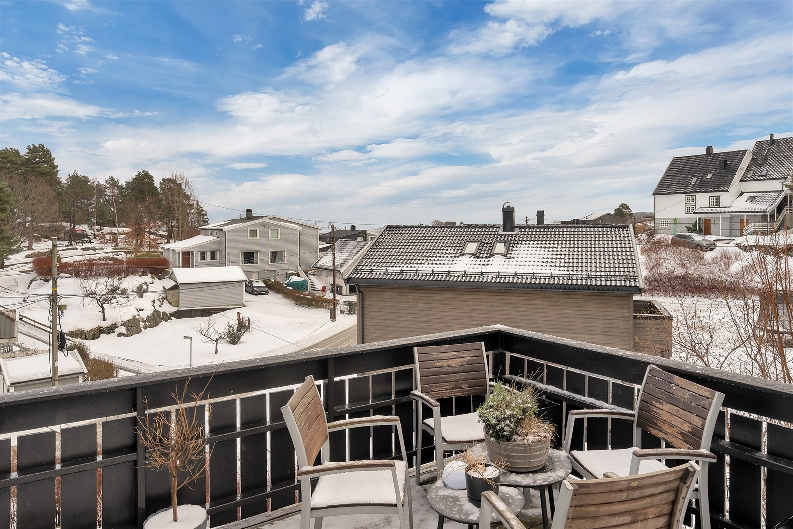 Stor terrasse med adkomst fra stuen. Galleribilde