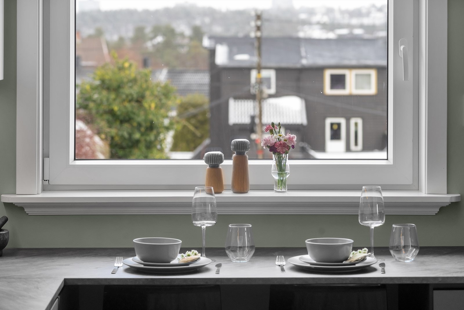 Kjøkken | Hyggelig frokostplass integrert i innredningen. Galleribilde