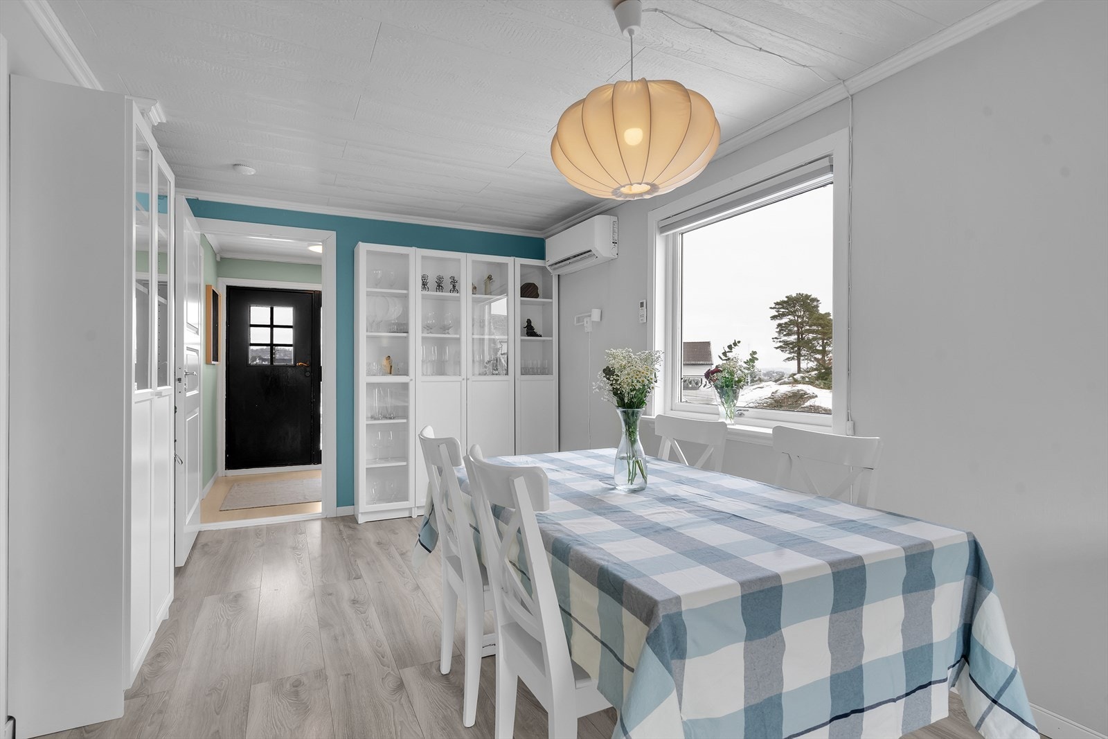 Stue | Stuen er i vinkel, slik at den er enkel å innrede med egen sone for spisestue samt egen sone for dagligstue | Varmepumpe. Galleribilde