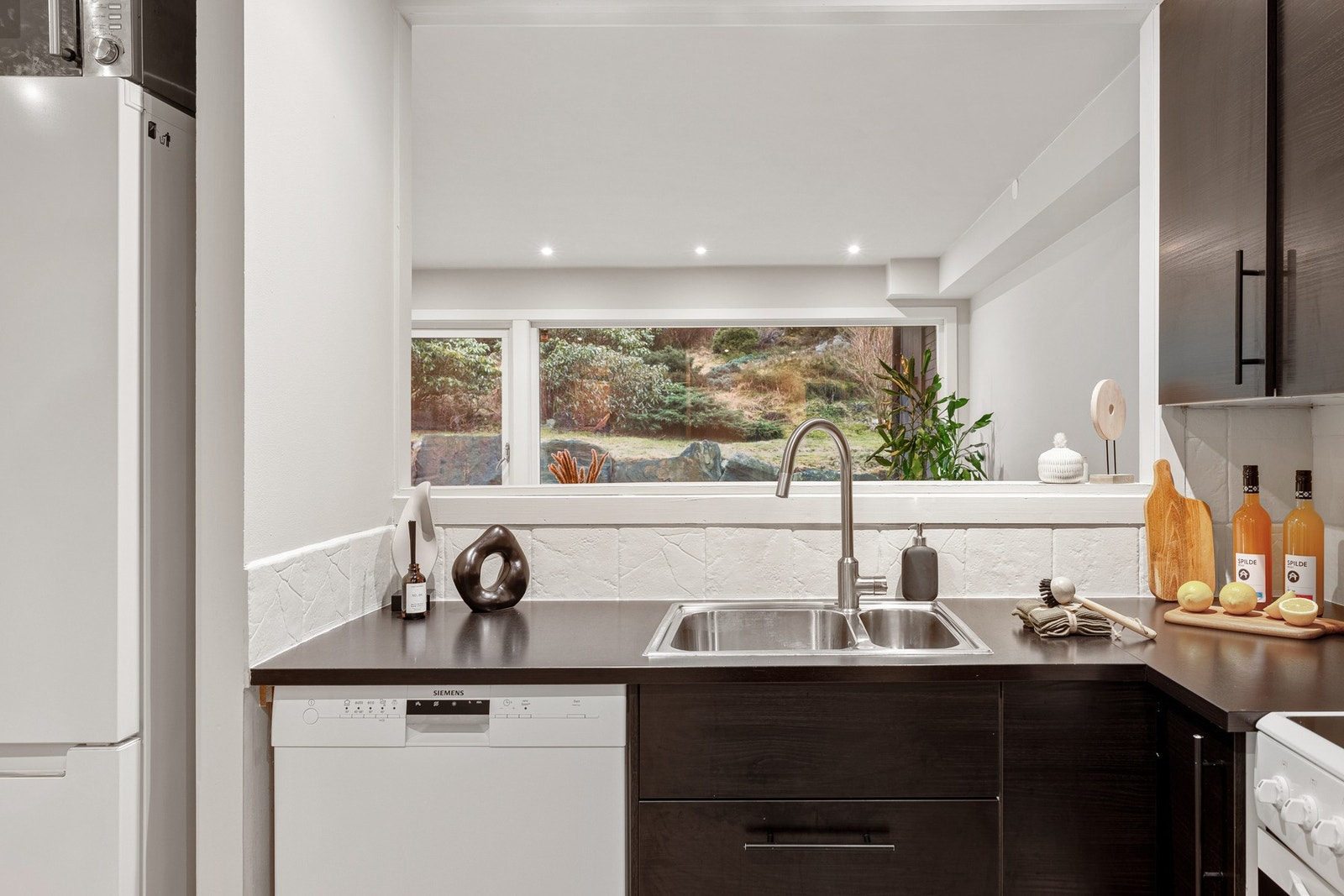 Sosial og luftig løsning med åpning mellom kjøkken og stue. Galleribilde