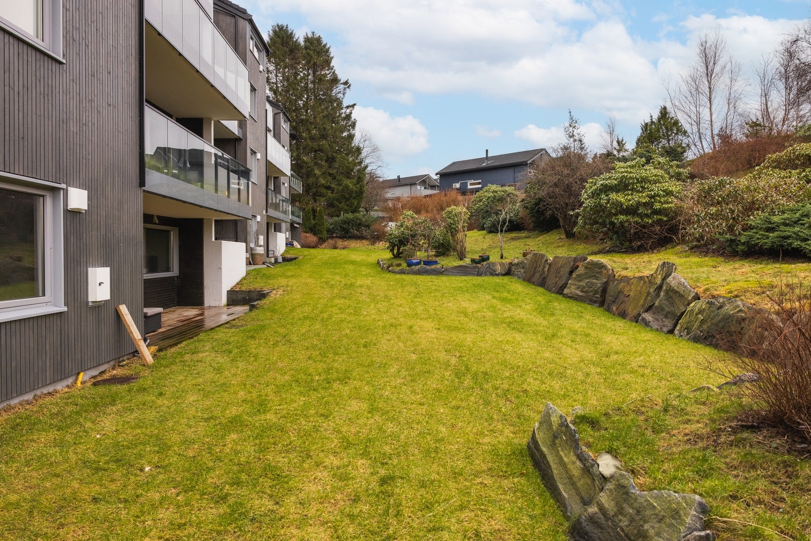 Fra terrassen har man tilkomst til flott felles grøntareal. Galleribilde