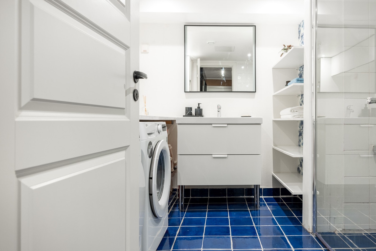 Badet måler 6,4 m². Galleribilde